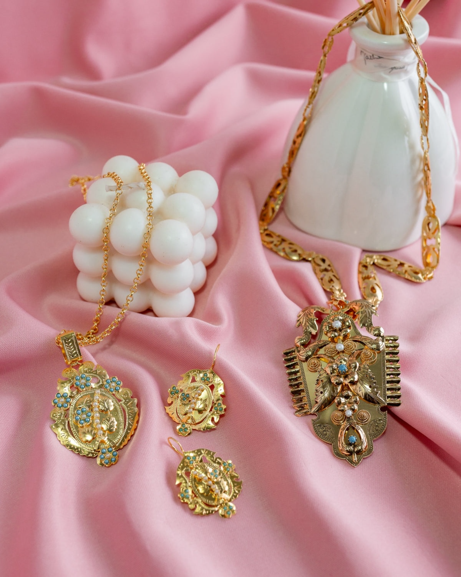 Filigree stud earrings in gilded silver.