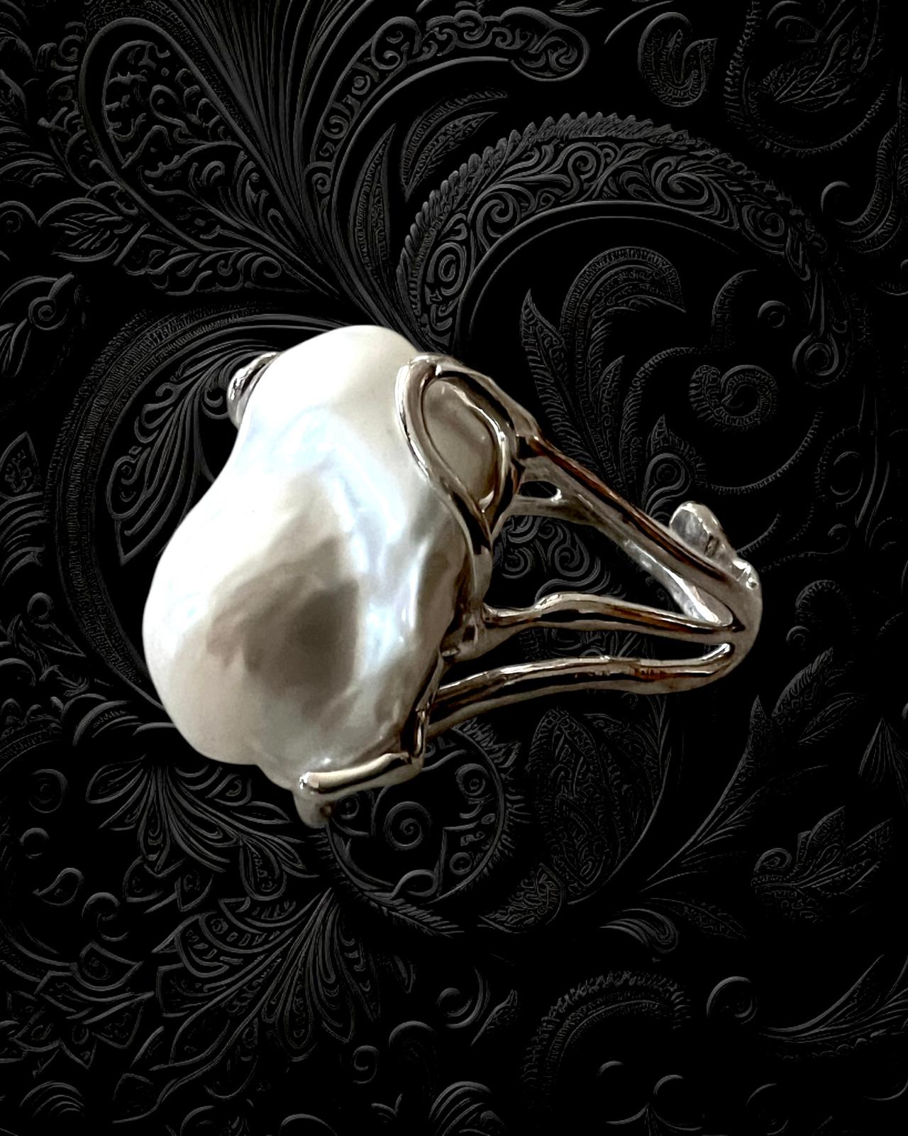 Anel com Pérola Barroca em Prata, design elegante com pérola irregular, feito em prata de alta qualidade.