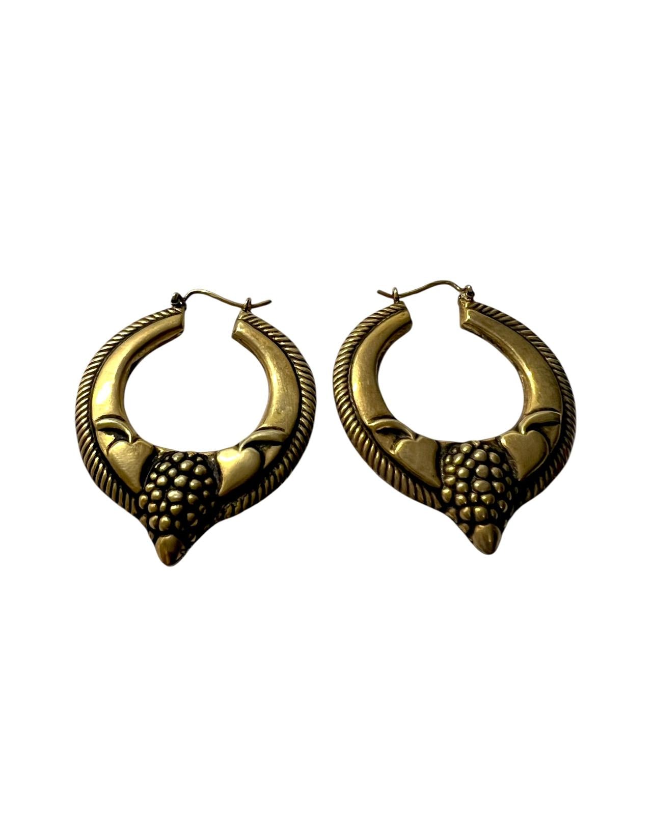 Argolas Barrocas em Prata Dourada, design sofisticado e elaborado, perfeito para ocasiões especiais.