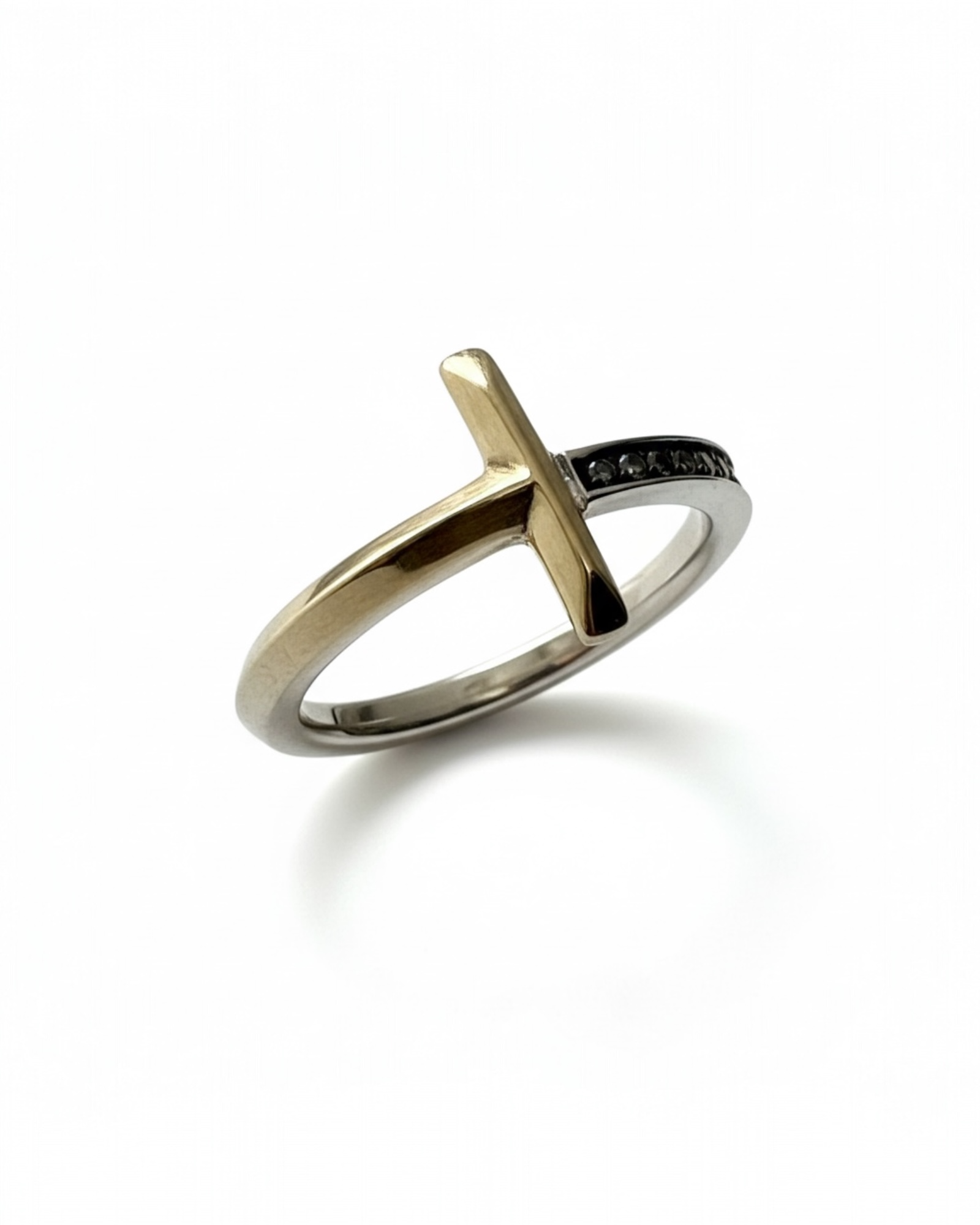 Cross ring in silver and gold.