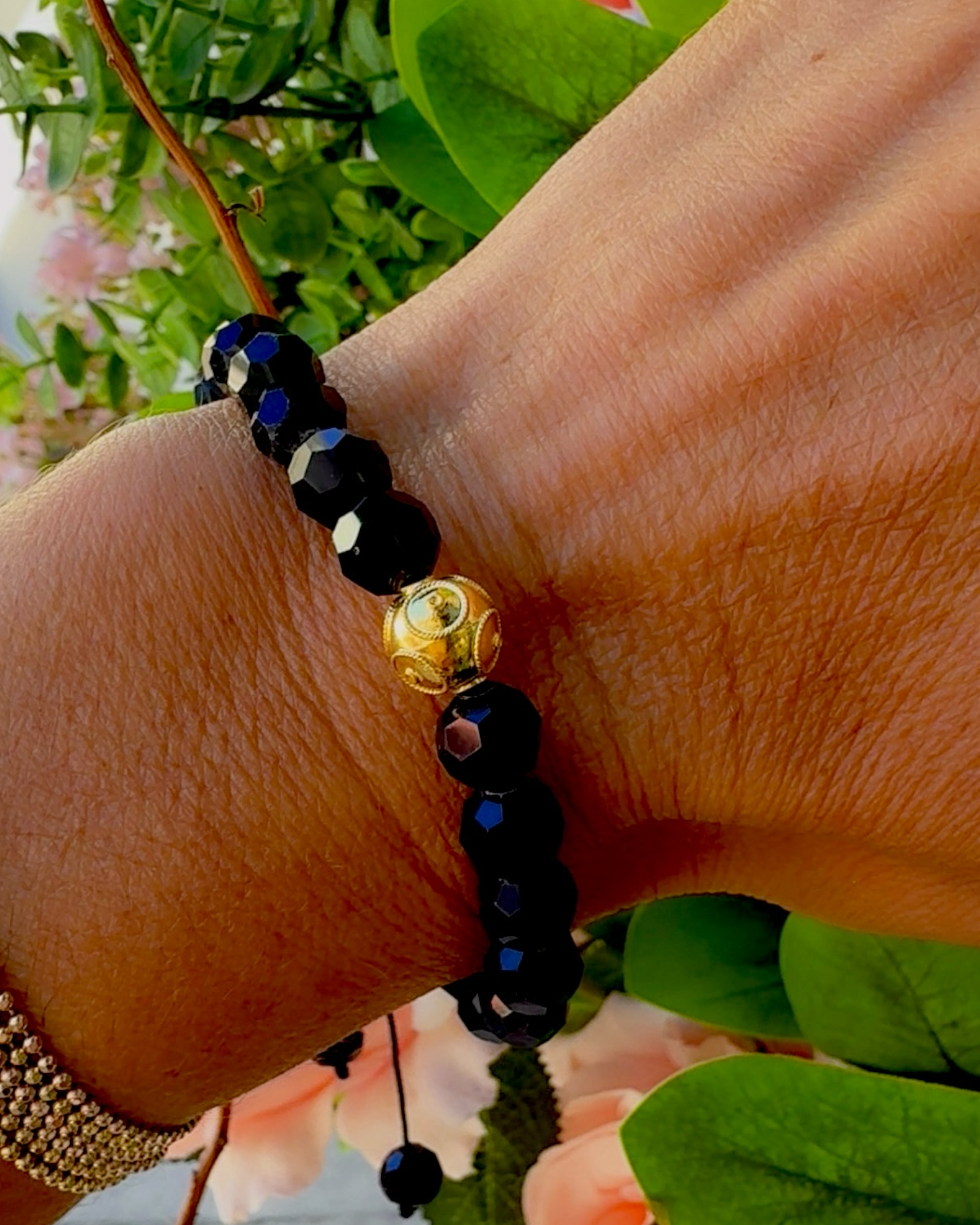 Pulseira Pedras Pretas com Conta de Viana em Prata Dourada