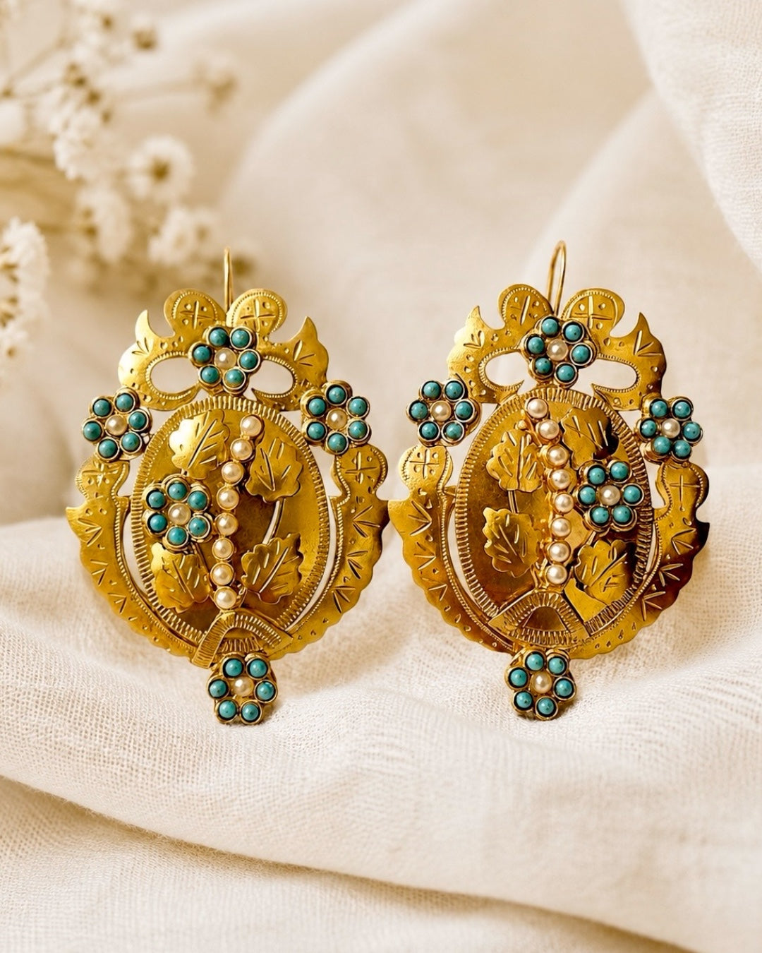 Filigree stud earrings in gilded silver.