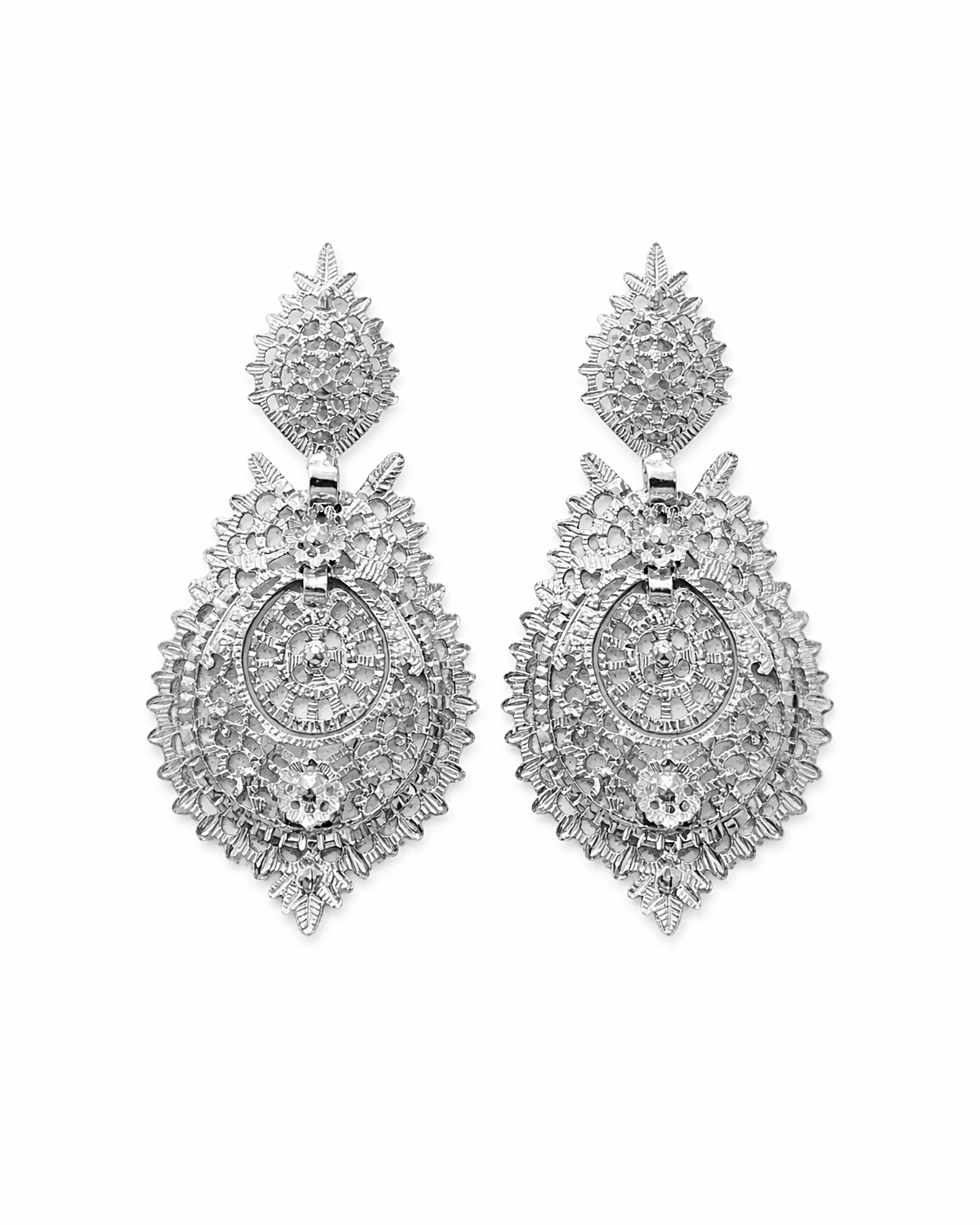 Queen-style earrings in silver.
