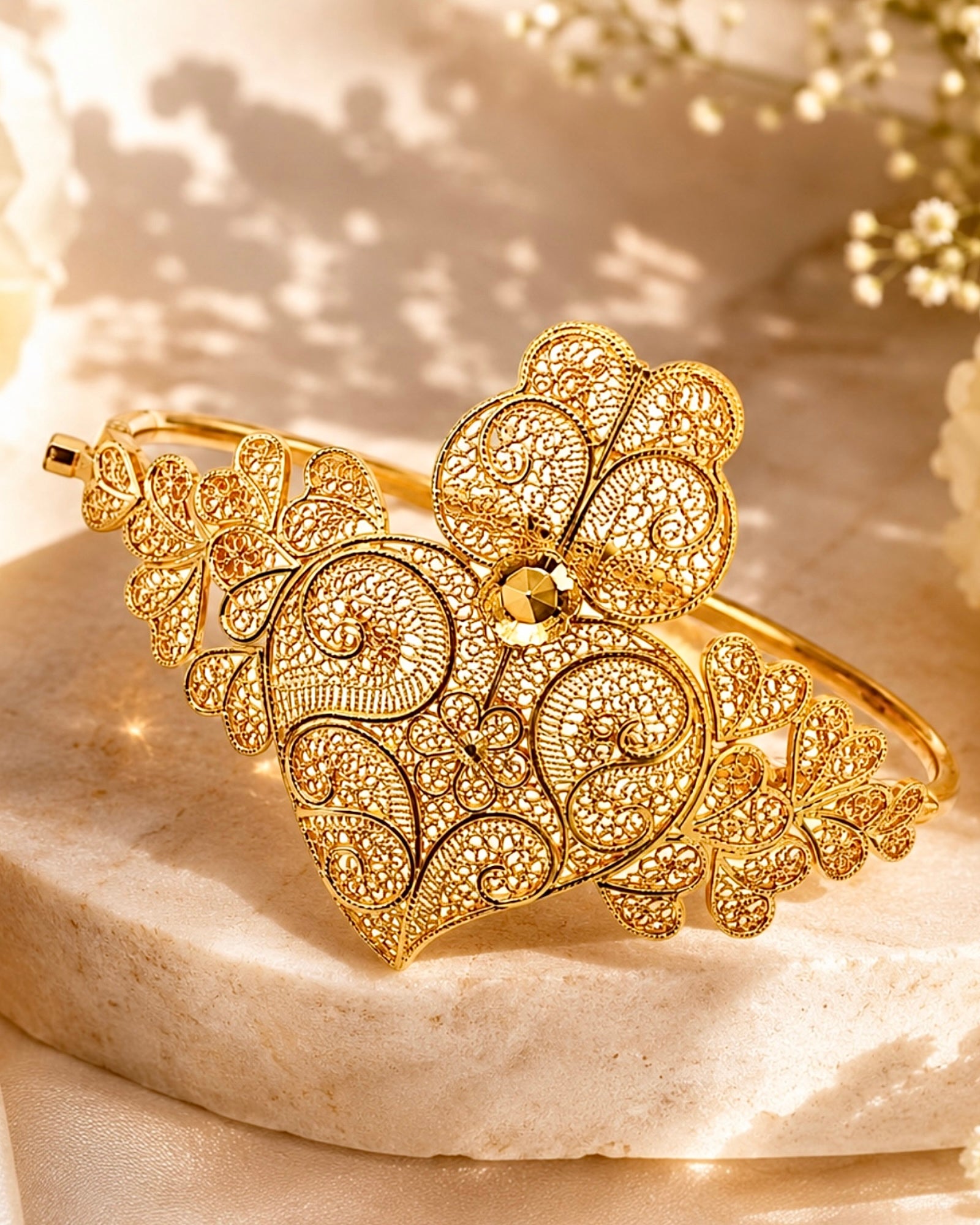 Slave bracelet in filigree and gilded silver.