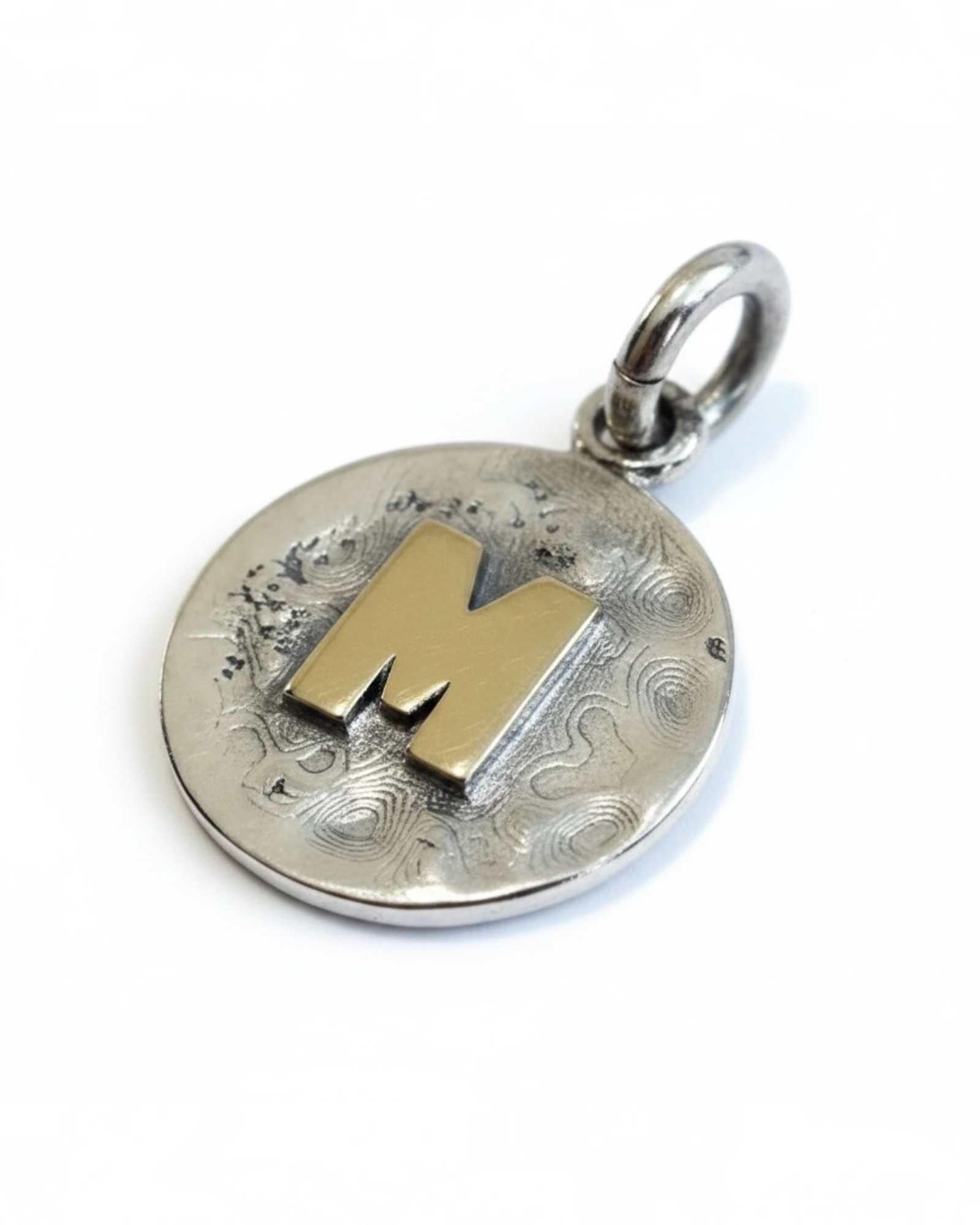 Medalha com Letra M em Prata e Ouro
