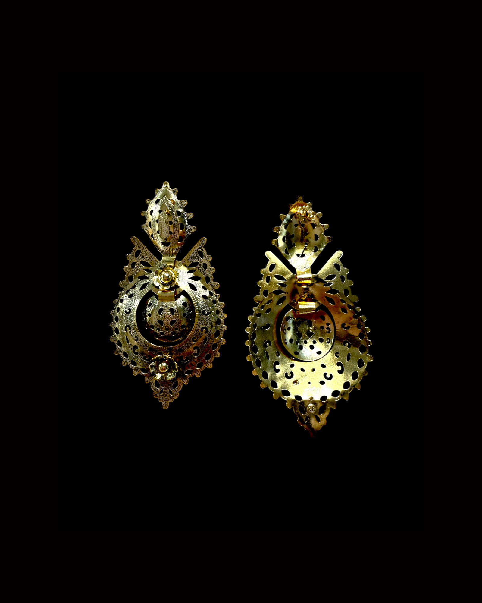 Brincos à Rainha Casca de Ovo em Prata Dourada 925%, com fecho em espeque, design elegante e sofisticado.