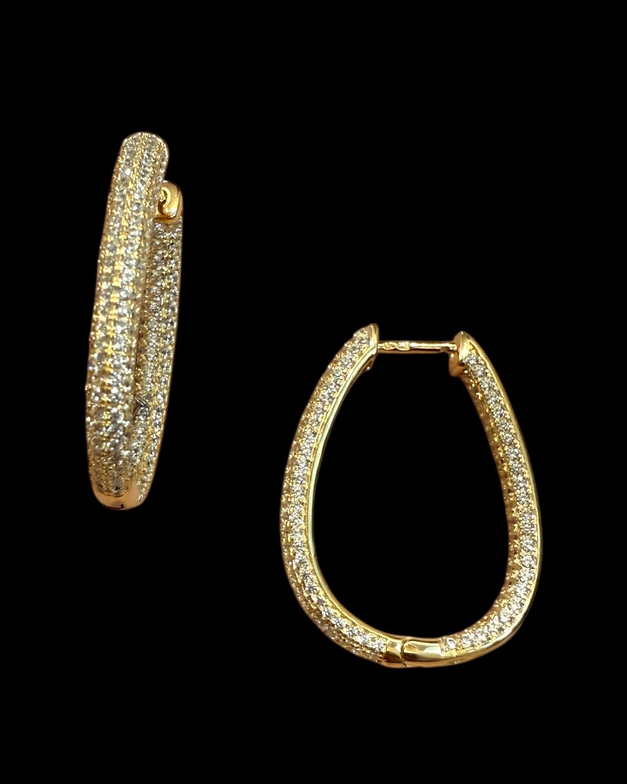 Brincos argola alongada em prata com zircónias, design oval com brilho elegante.
