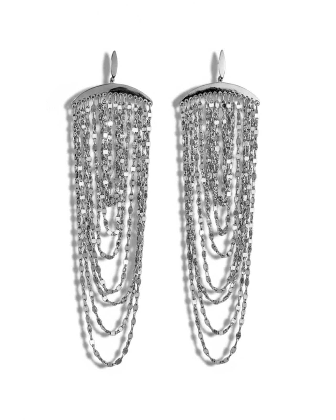 Brincos em prata 925% com correntes em cascata e brilho delicado.