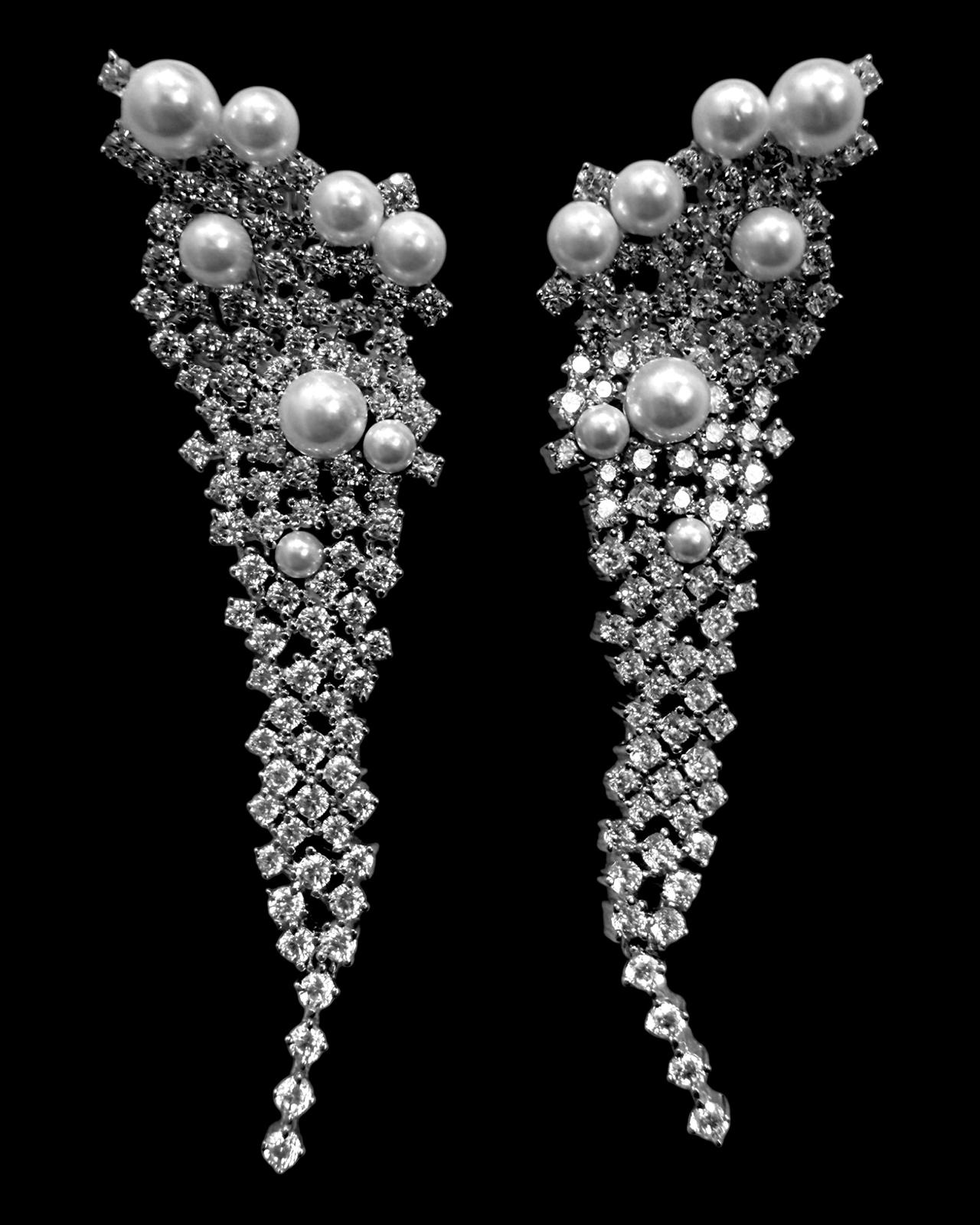 Brincos cascata em prata com pérolas e zircónias brilhantes, design assimétrico e elegante

