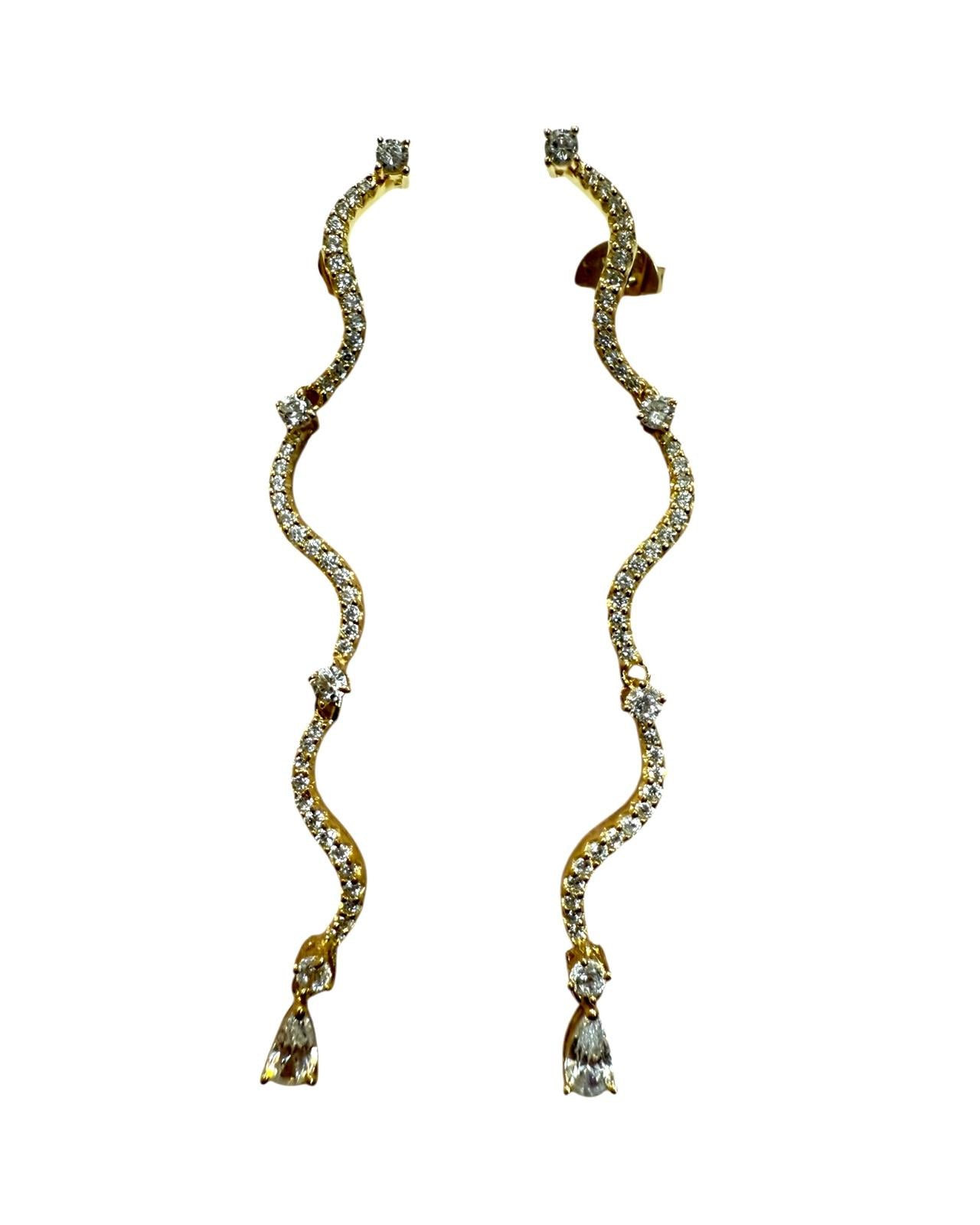 Brincos Encanto com Gota em Prata Dourada