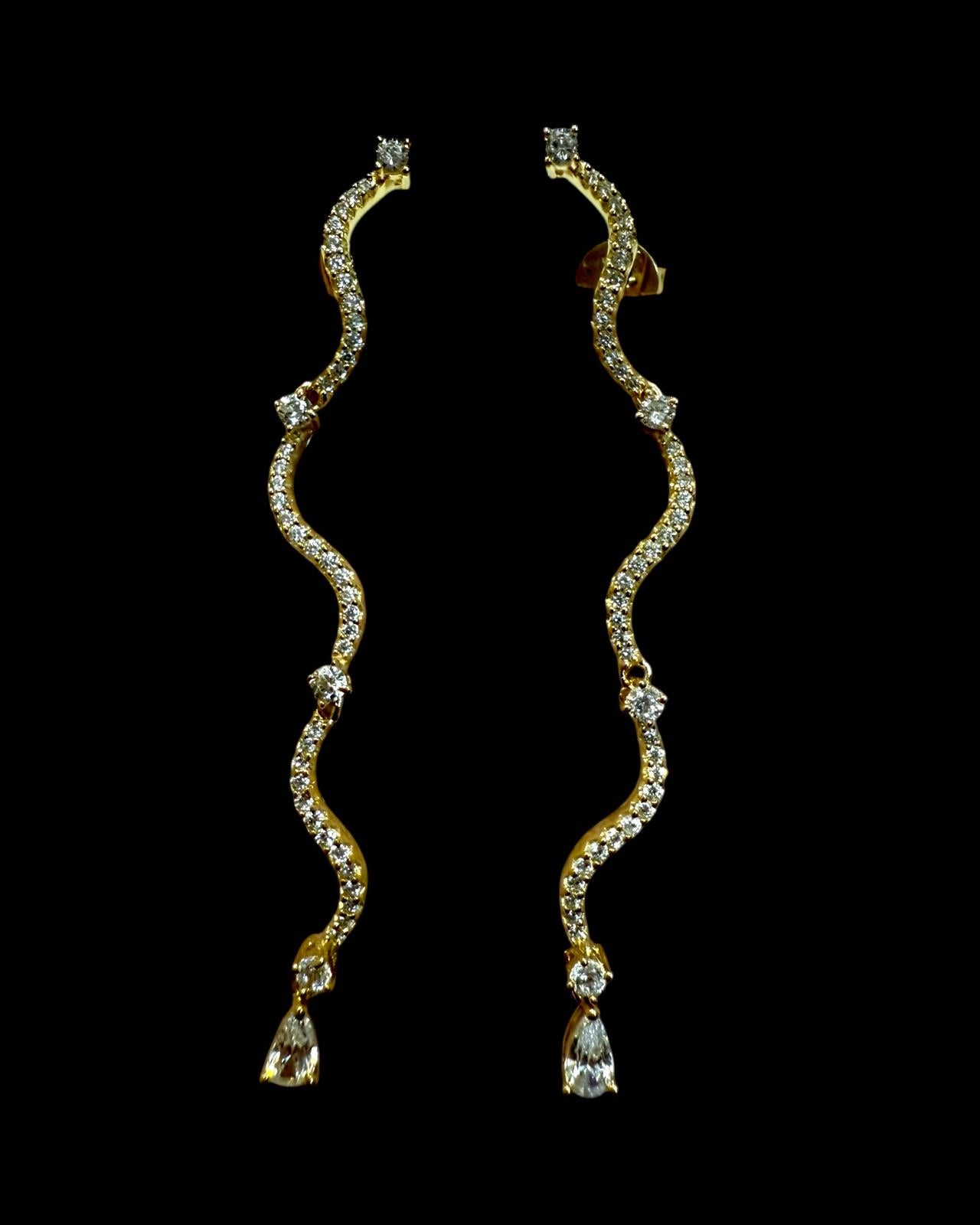 Brincos Encanto com Gota em Prata Dourada