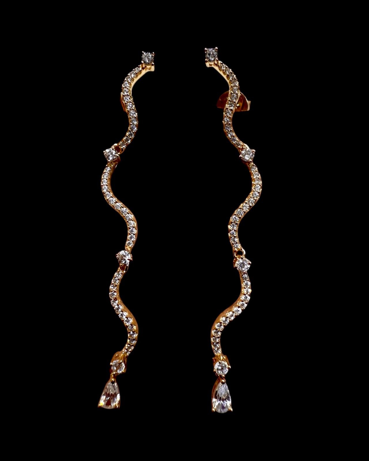 Brincos Encanto com Gota em prata, com zircónias e gota final brilhante.
