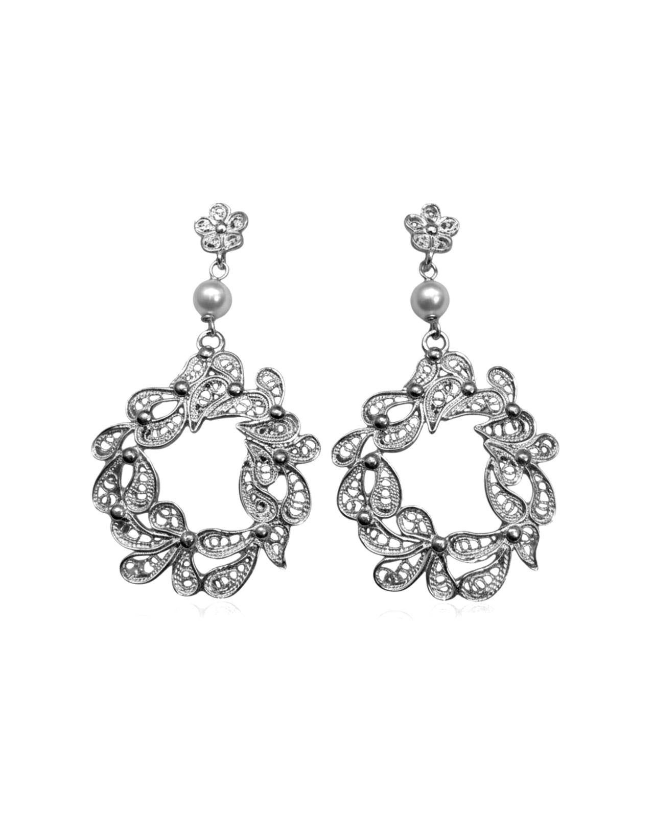Filigree earrings in silver with pearl.
