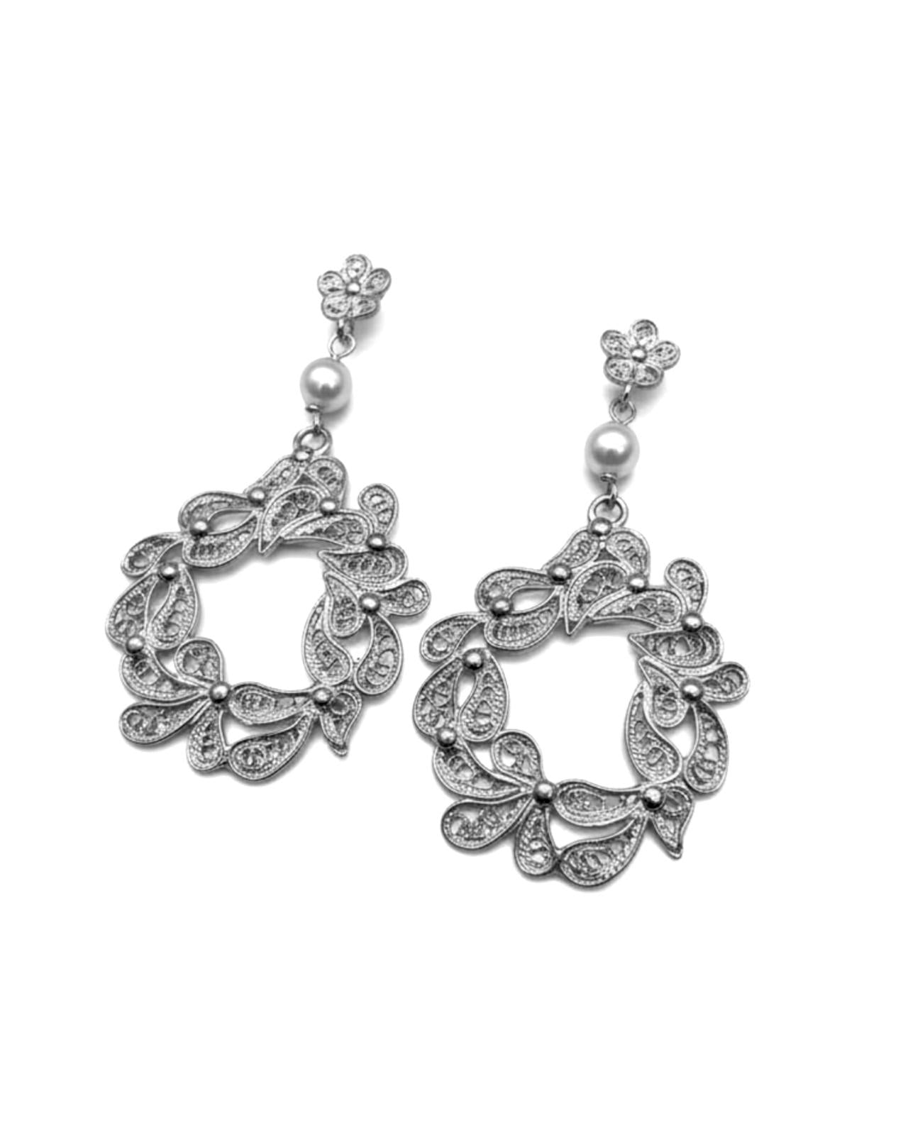 Filigree earrings in silver with pearl.