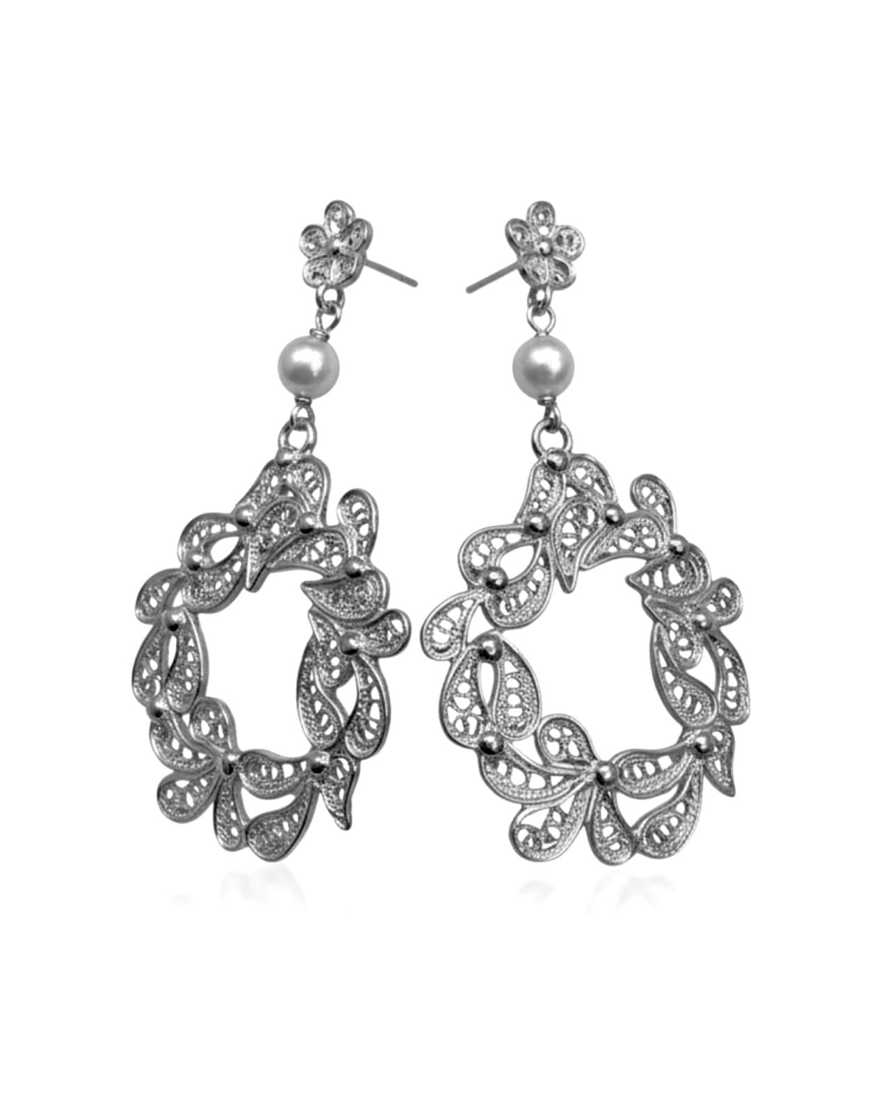 Filigree earrings in silver with pearl.