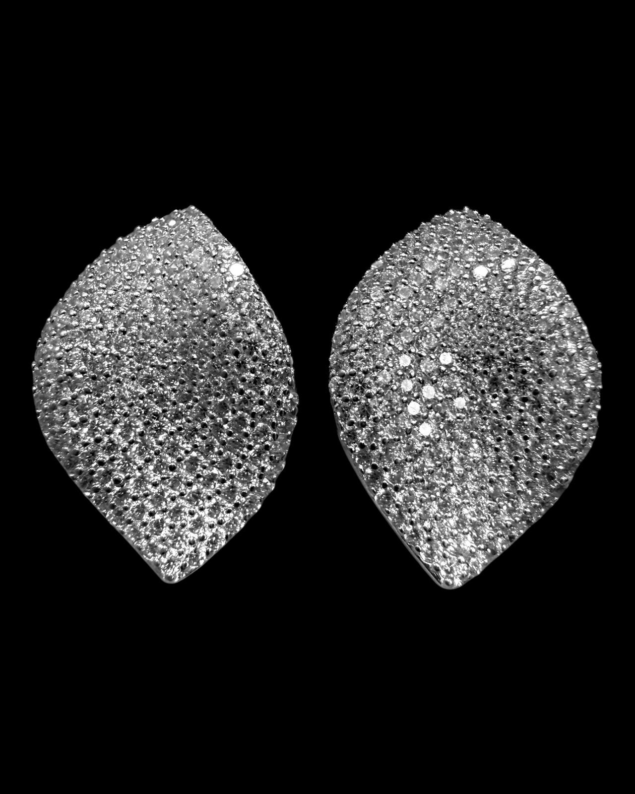 Brincos Pétala Mini com zircónias, em forma de pétala elegante.
