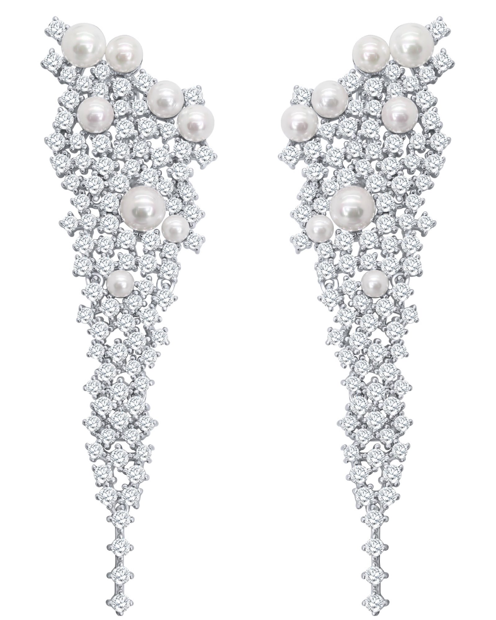 Brincos cascata em prata com pérolas e zircónias brilhantes, design assimétrico e elegante.