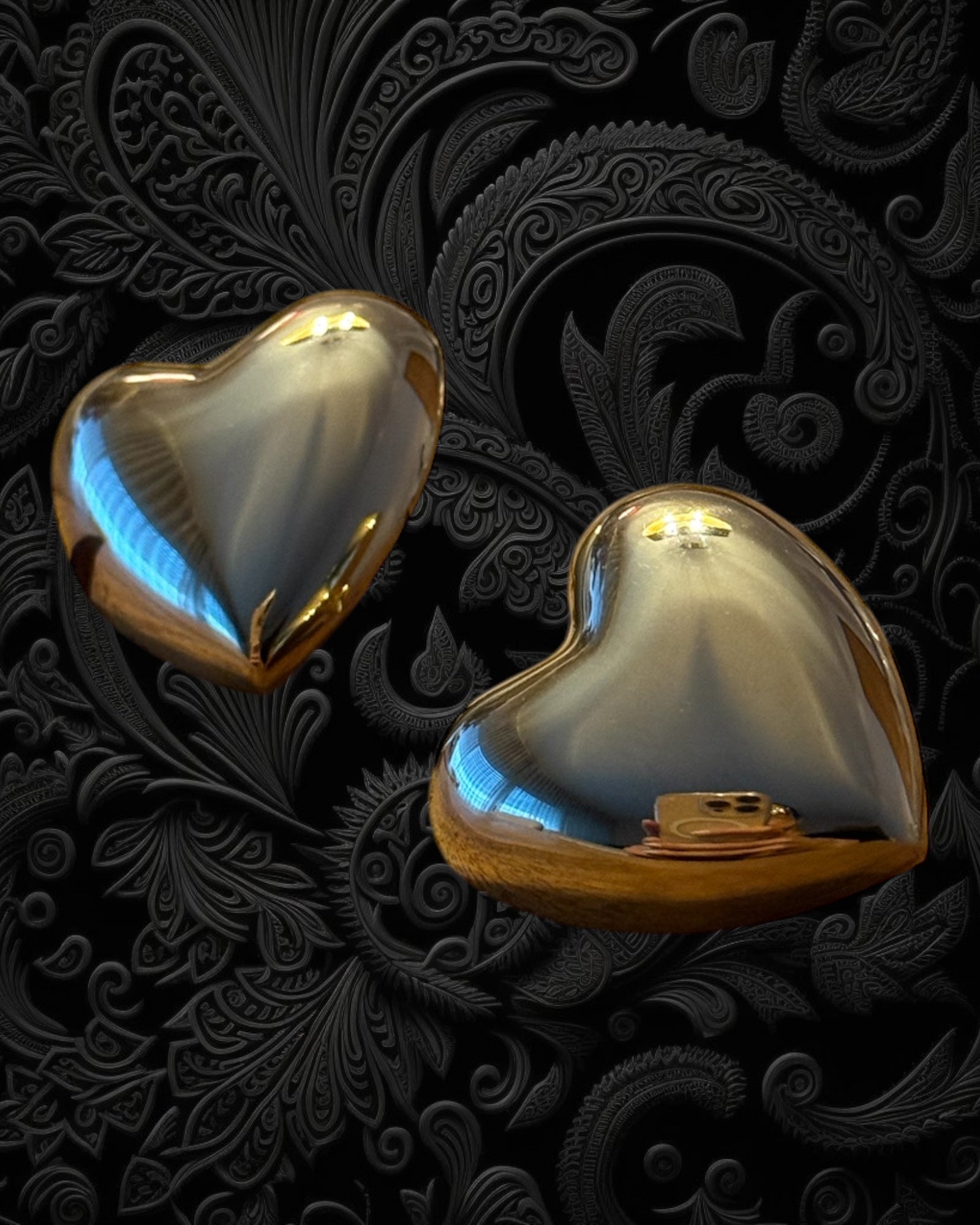 Brincos Coração Cheio em Prata Dourada, design elegante e sofisticado, feitos em prata dourada.