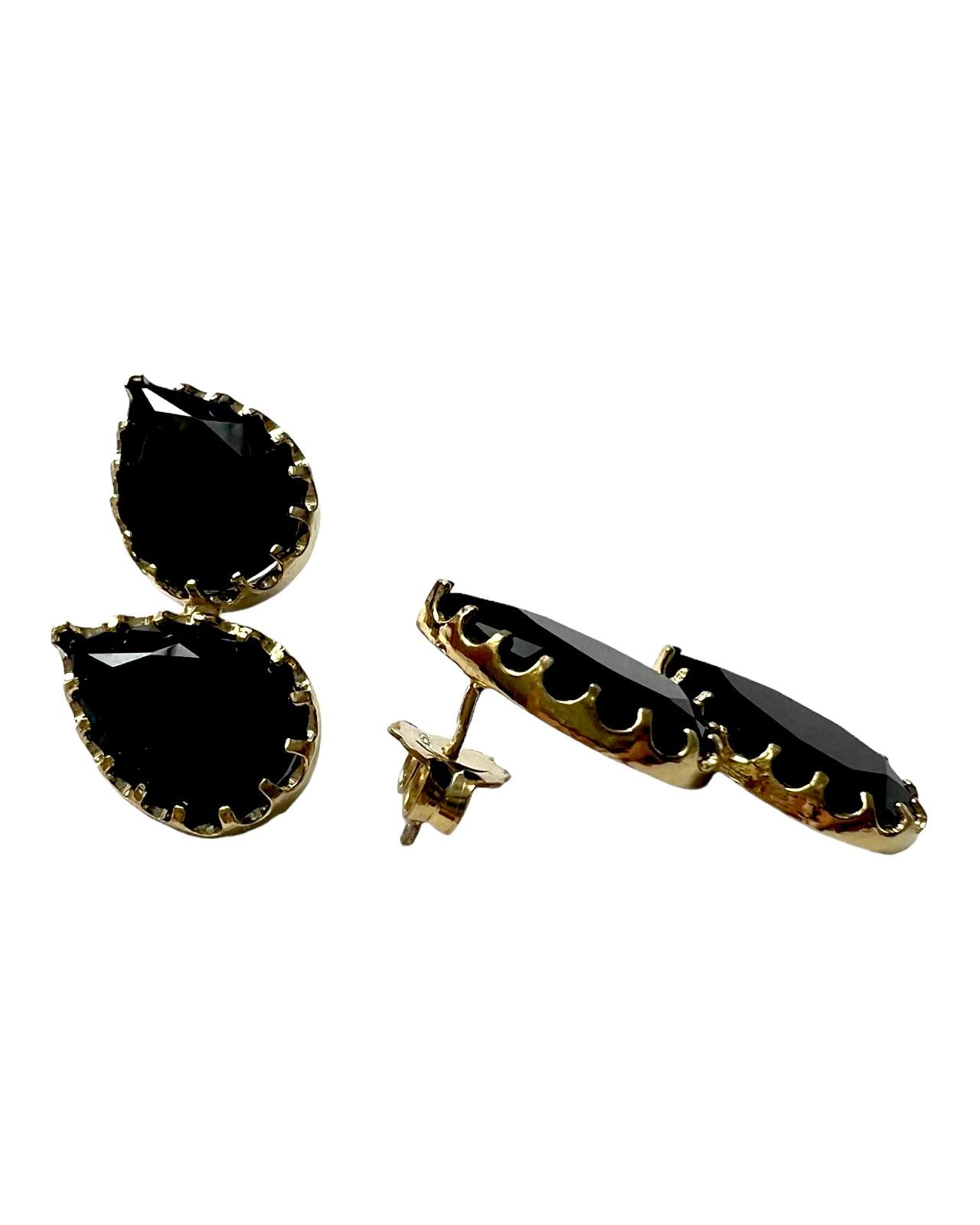 Brincos Duas Gotas Pretas em Prata Dourada 925%, com brilho discreto e toque contemporâneo.


