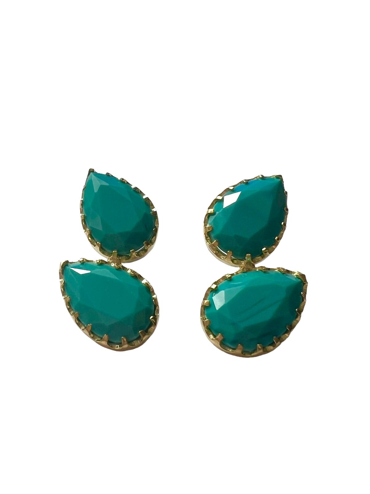 Brincos Duas Gotas Verdes em Prata Dourada 925%, com design elegante e toque de cor.

