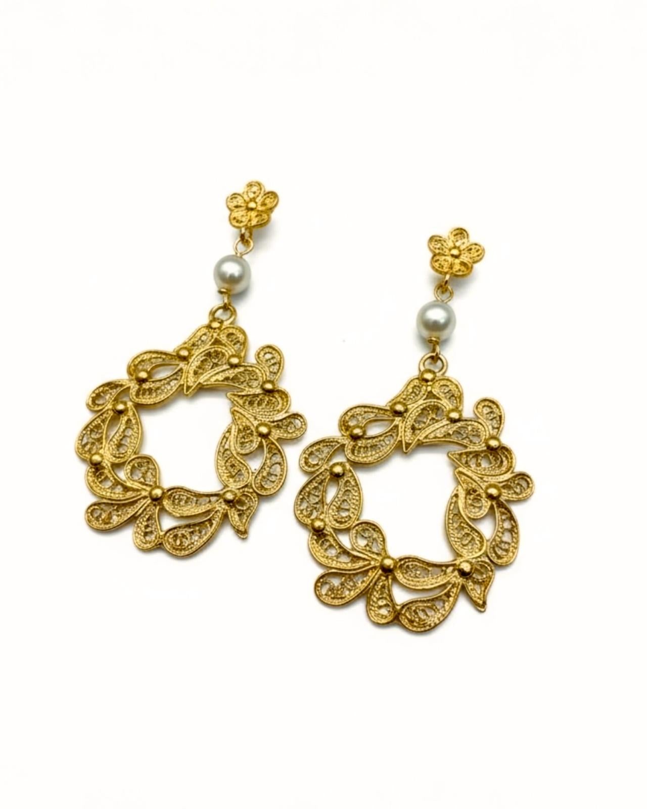Filigree earrings in gold-plated silver with pearl.