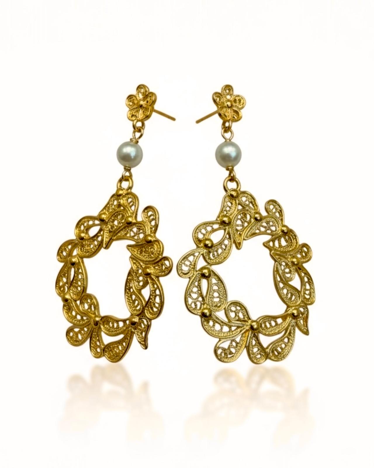 Filigree earrings in gold-plated silver with pearl.