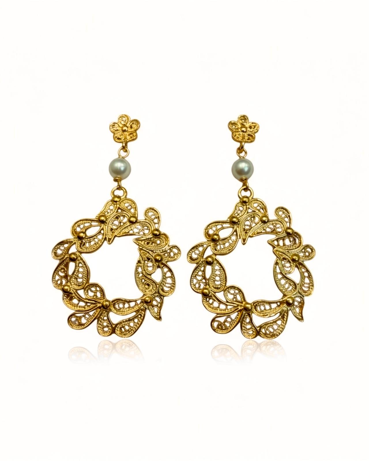 Filigree earrings in gold-plated silver with pearl.