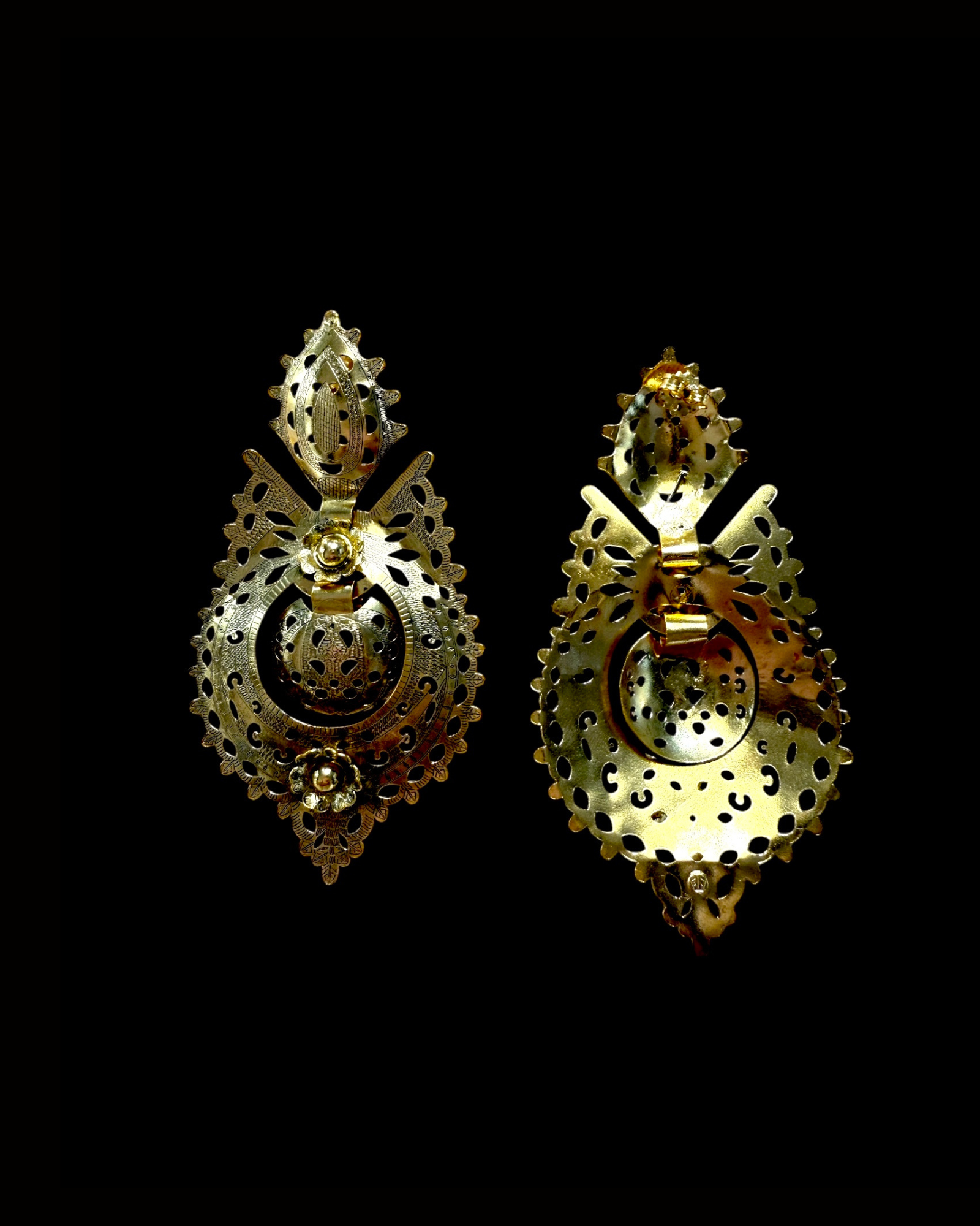 Brincos à Rainha Casca de Ovo em Prata Dourada 925%, com fecho em espeque, design elegante e sofisticado.