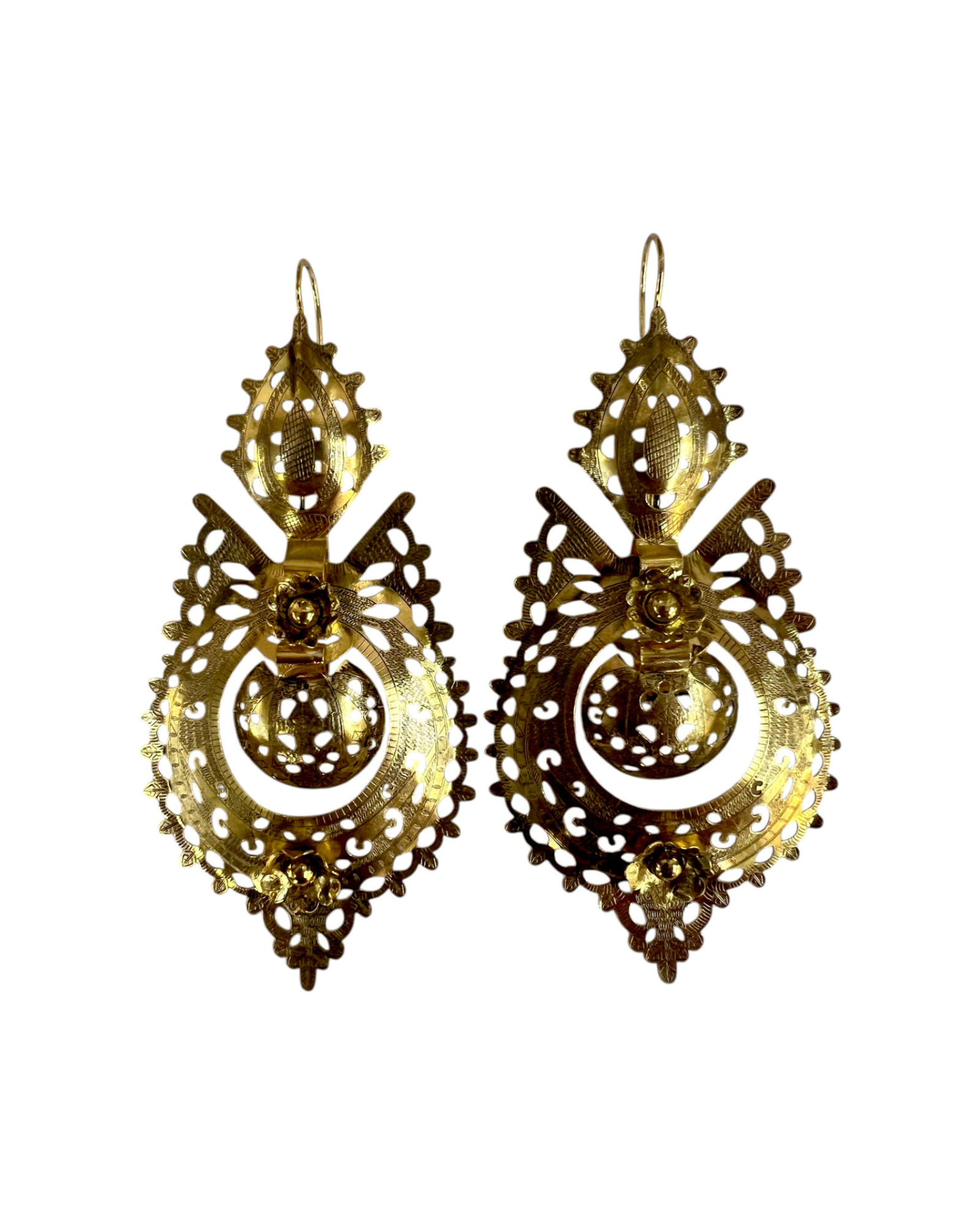 Brincos à Rainha Casca de Ovo em Prata Dourada, com gancho, design elegante e sofisticado.