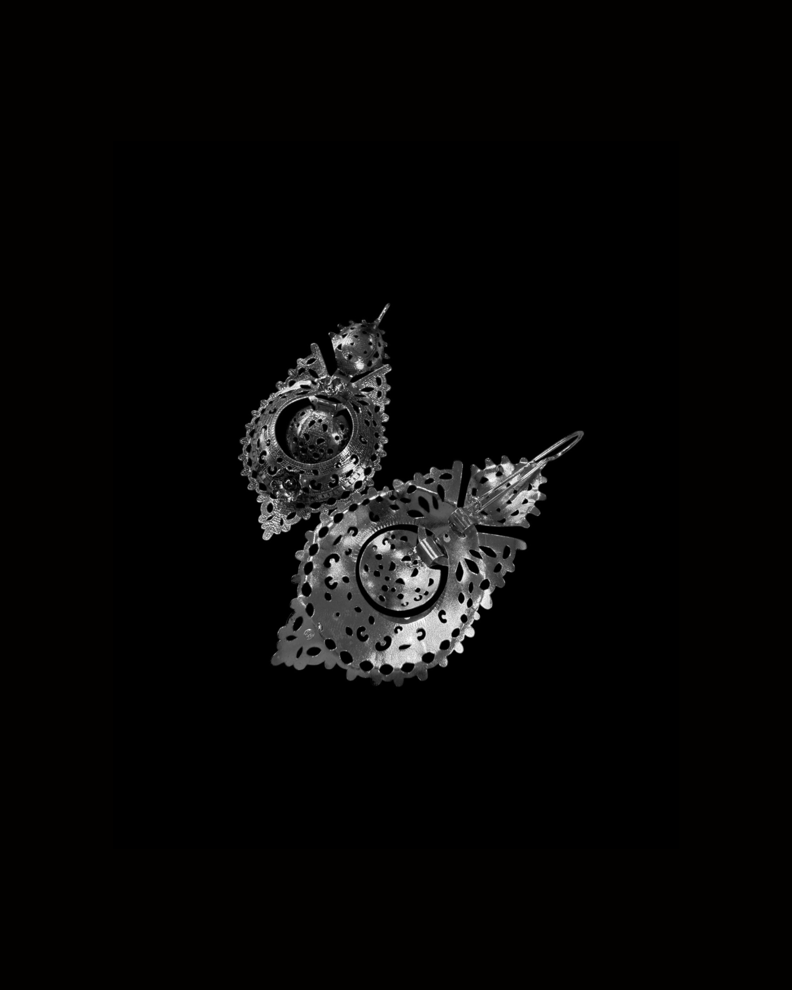 Brincos à Rainha Casca de Ovo em Prata Branca 925%, design tradicional com um toque moderno, leves e confortáveis.