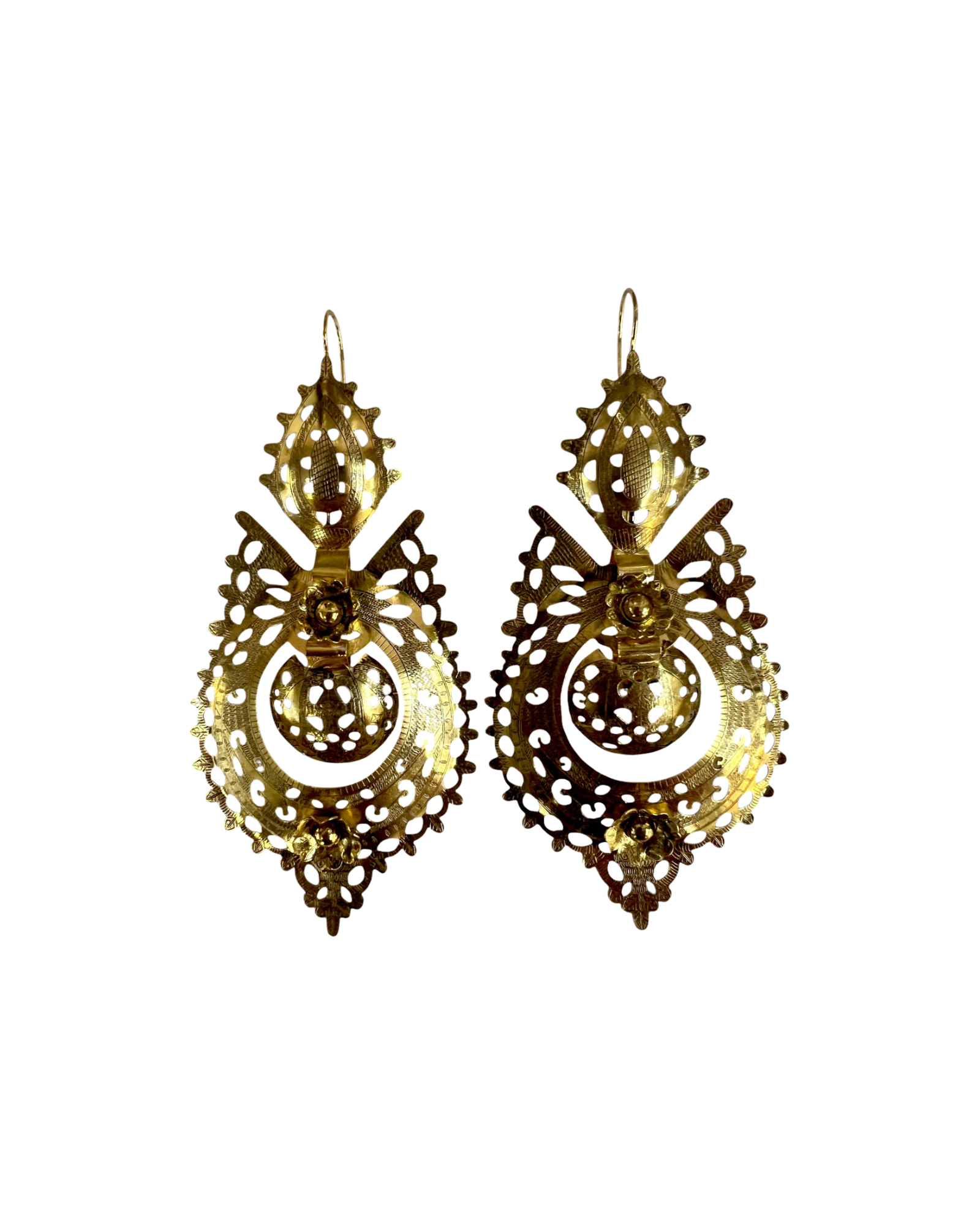 Brincos à Rainha Casca de Ovo em Prata Dourada, com gancho, design elegante e sofisticado.