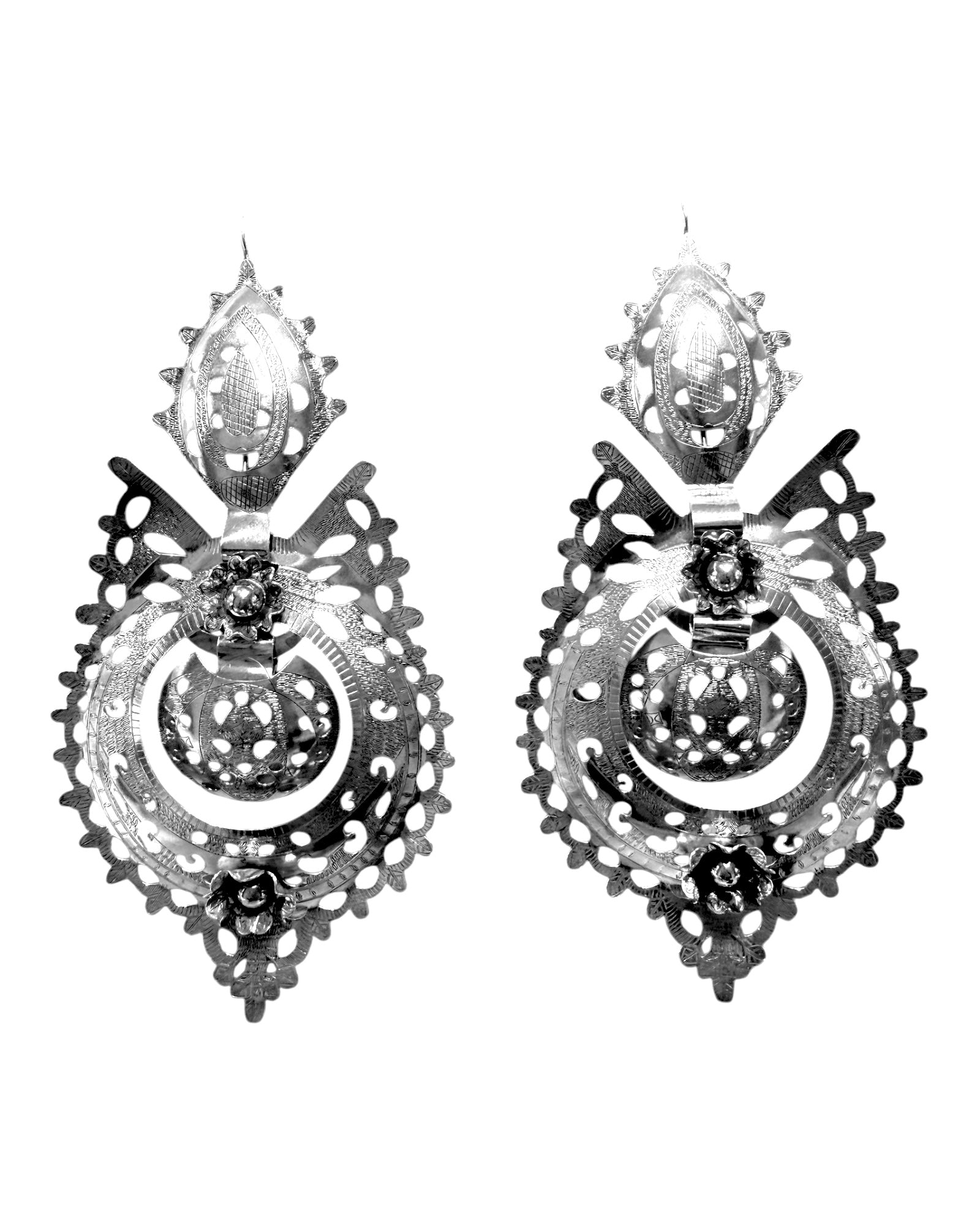Brincos à Rainha Casca de Ovo em Prata Branca 925% design tradicional com um toque moderno, leves e confortáveis.