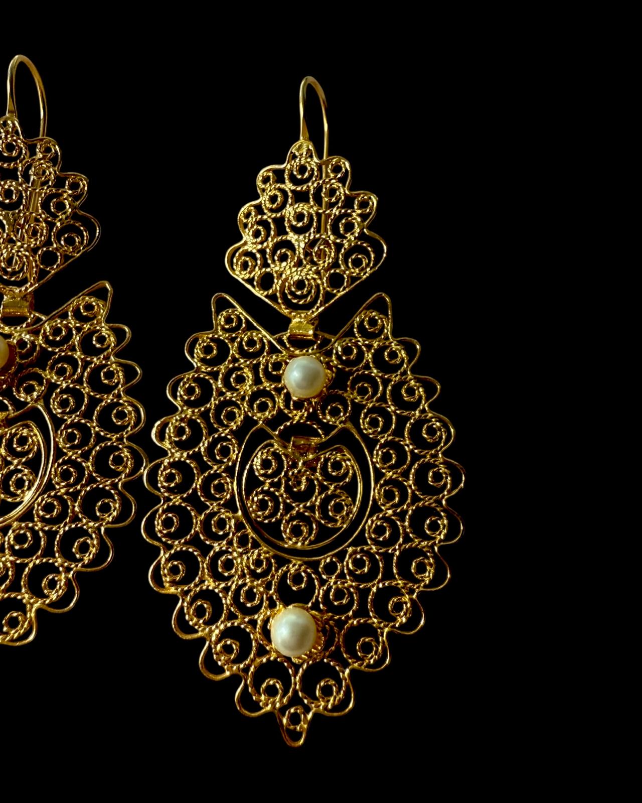 Brincos à Rainha Modernos em Prata Dourada com Pérolas
