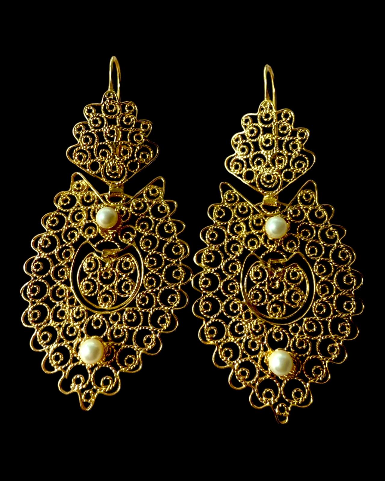 Brincos à Rainha modernos em prata dourada com duas pérolas