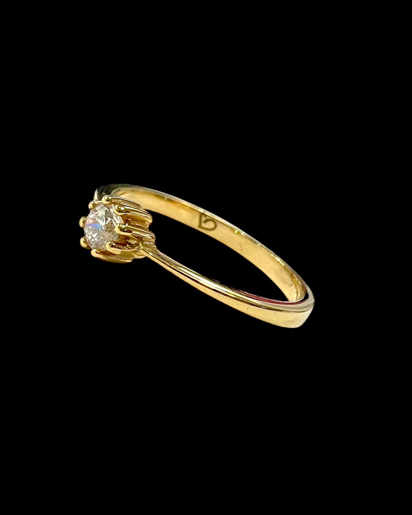 Solitaire Engagement Ring in Yellow Gold and Diamond