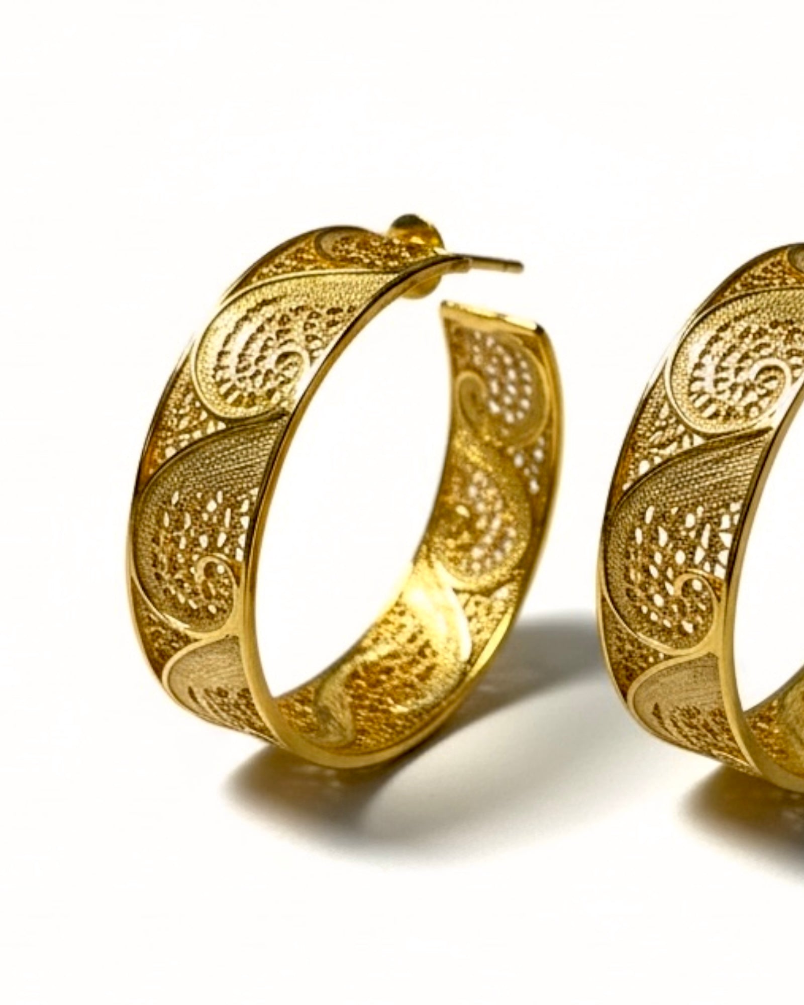 Brincos Argolas em Filigrana e Prata Dourada