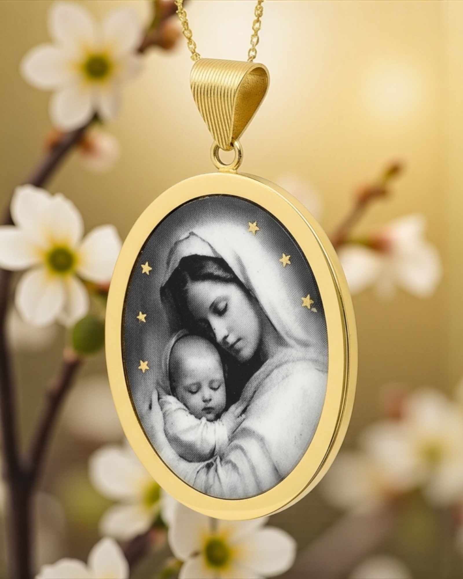 Medalha Mãe Divina Lisa em Prata Dourada com Esmalte Preto e Branco