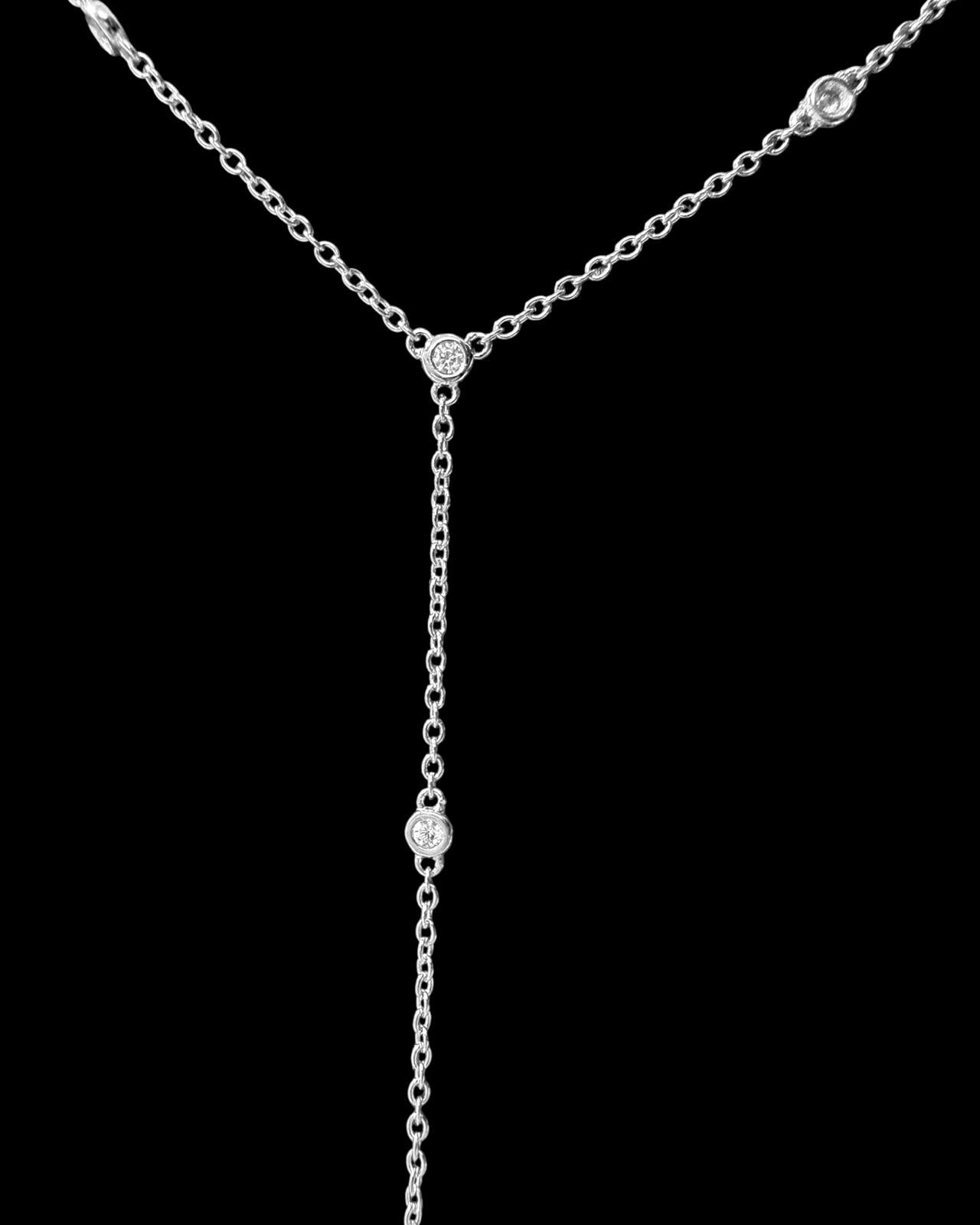 Colar Decote Elegante em Prata