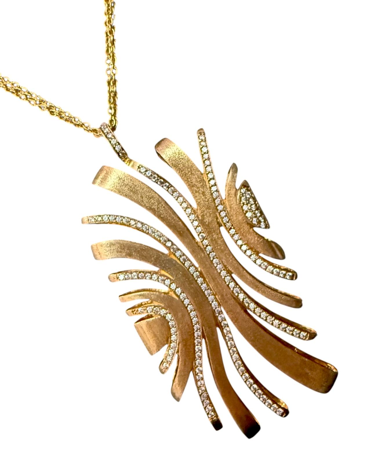 Colar Dourado com Pendente em Linhas Onduladas e Brilho