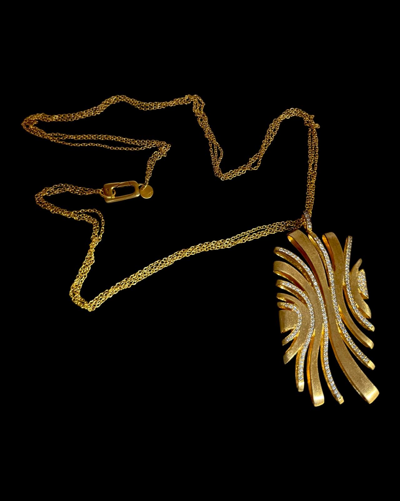 Colar Dourado com Pendente em Linhas Onduladas e Brilho