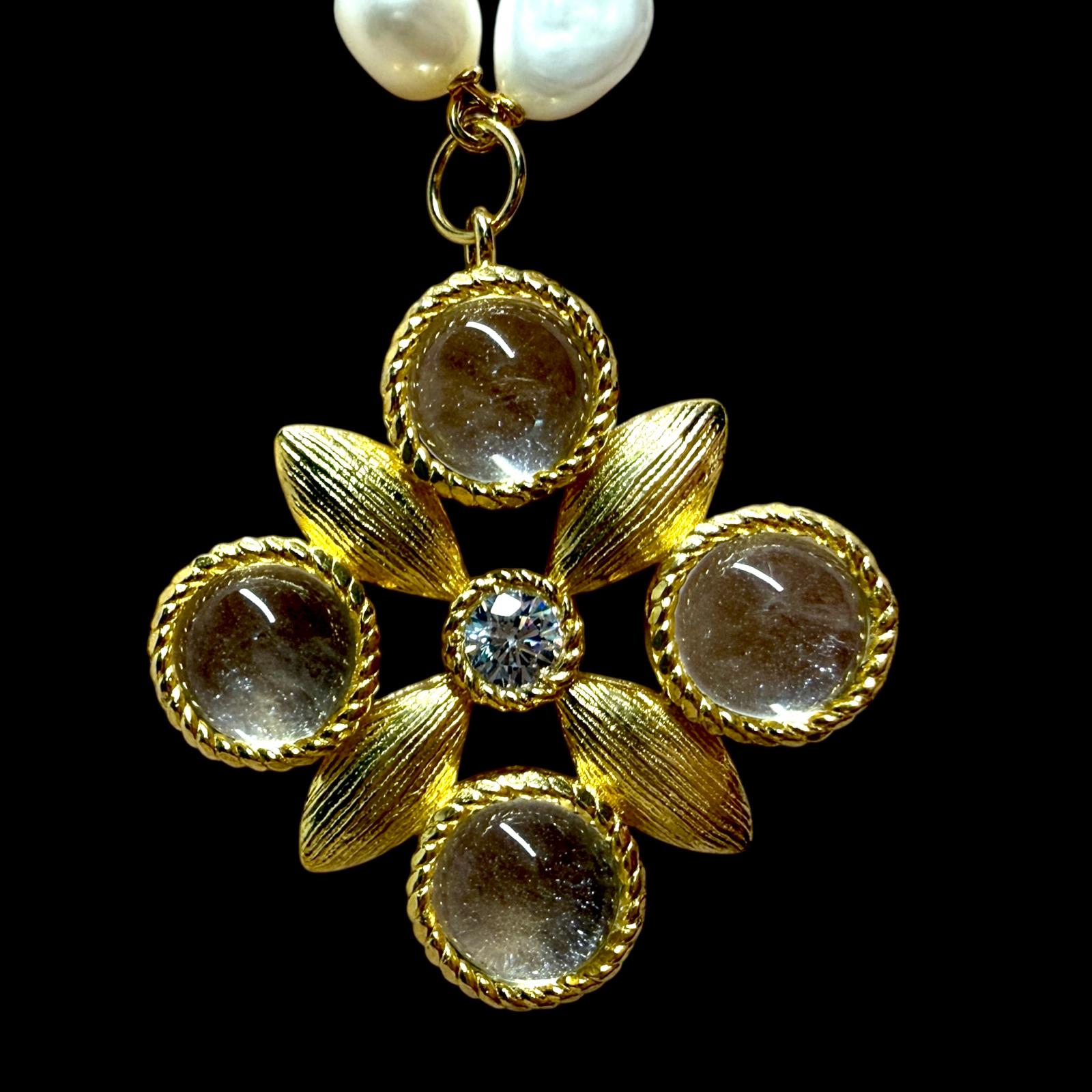 Colar Flor de Pérolas em Prata Dourada