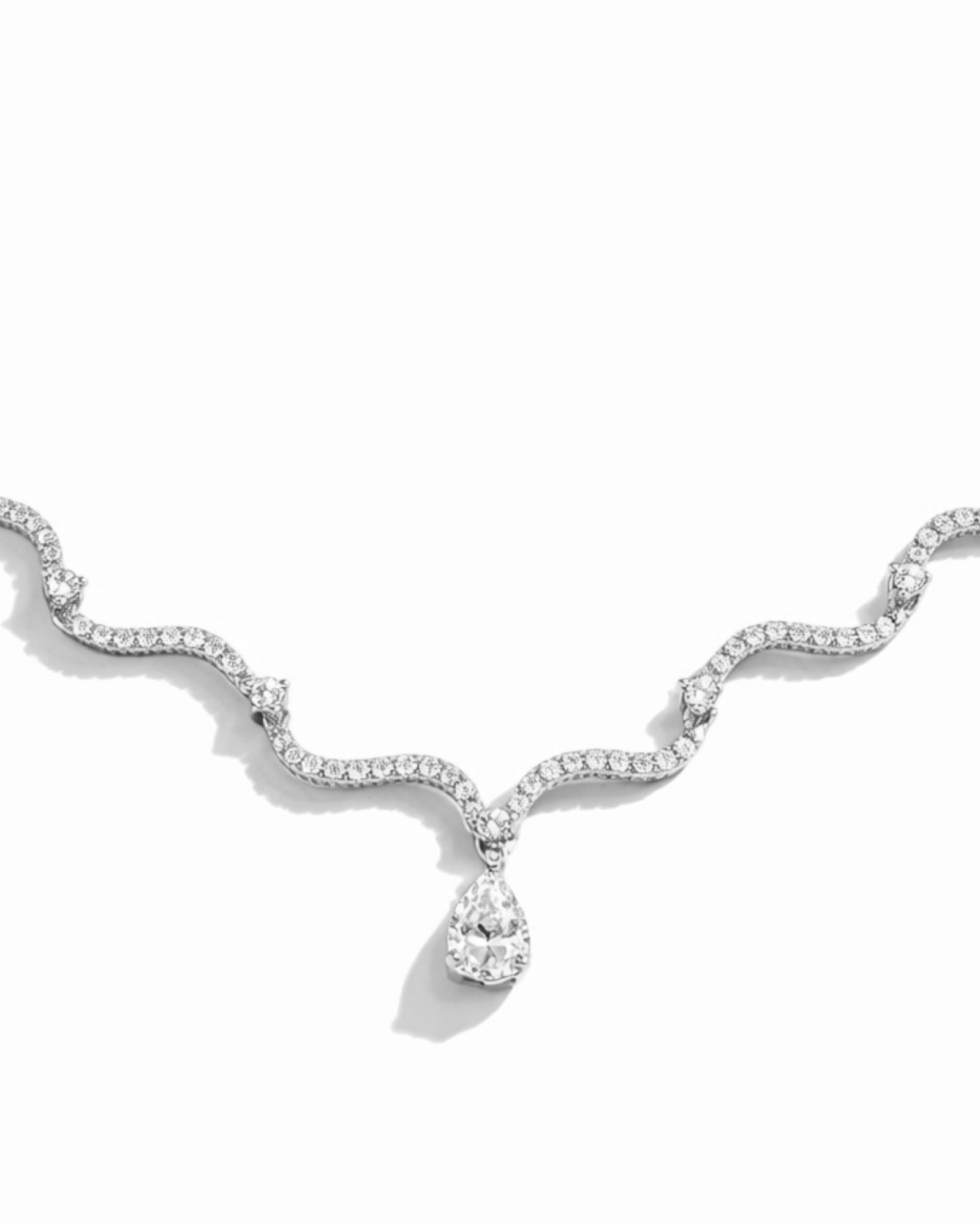 Colar Encanto com Gota em Prata Branca