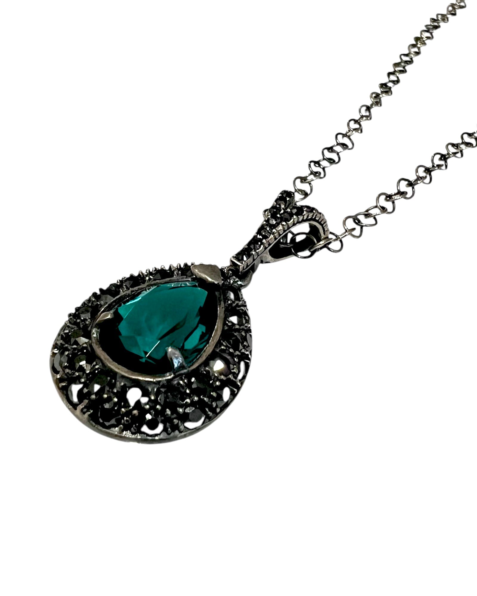 Colar Gota Verde em Prata, com pedra verde vibrante e design elegante.