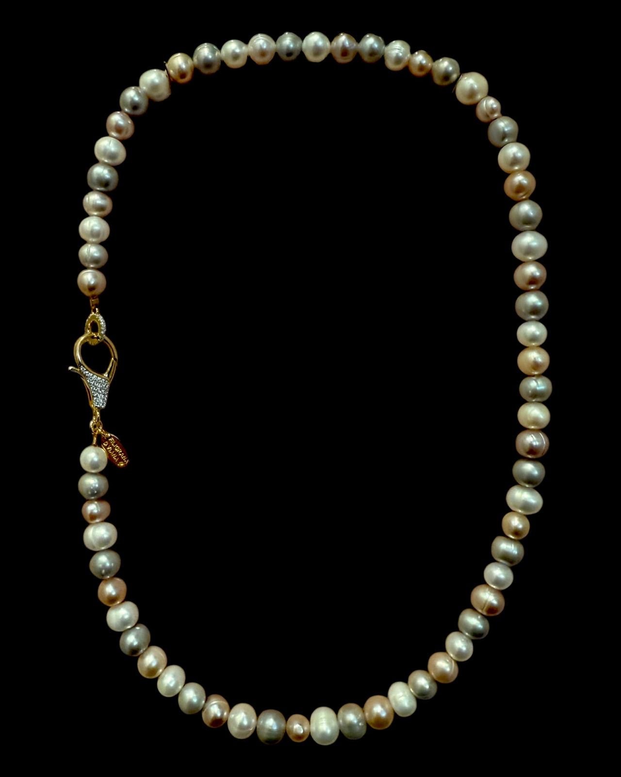 Colar de Pérolas Tons Neutros com Fecho Brilhante em Prata Dourada 925%, design elegante e sofisticado.