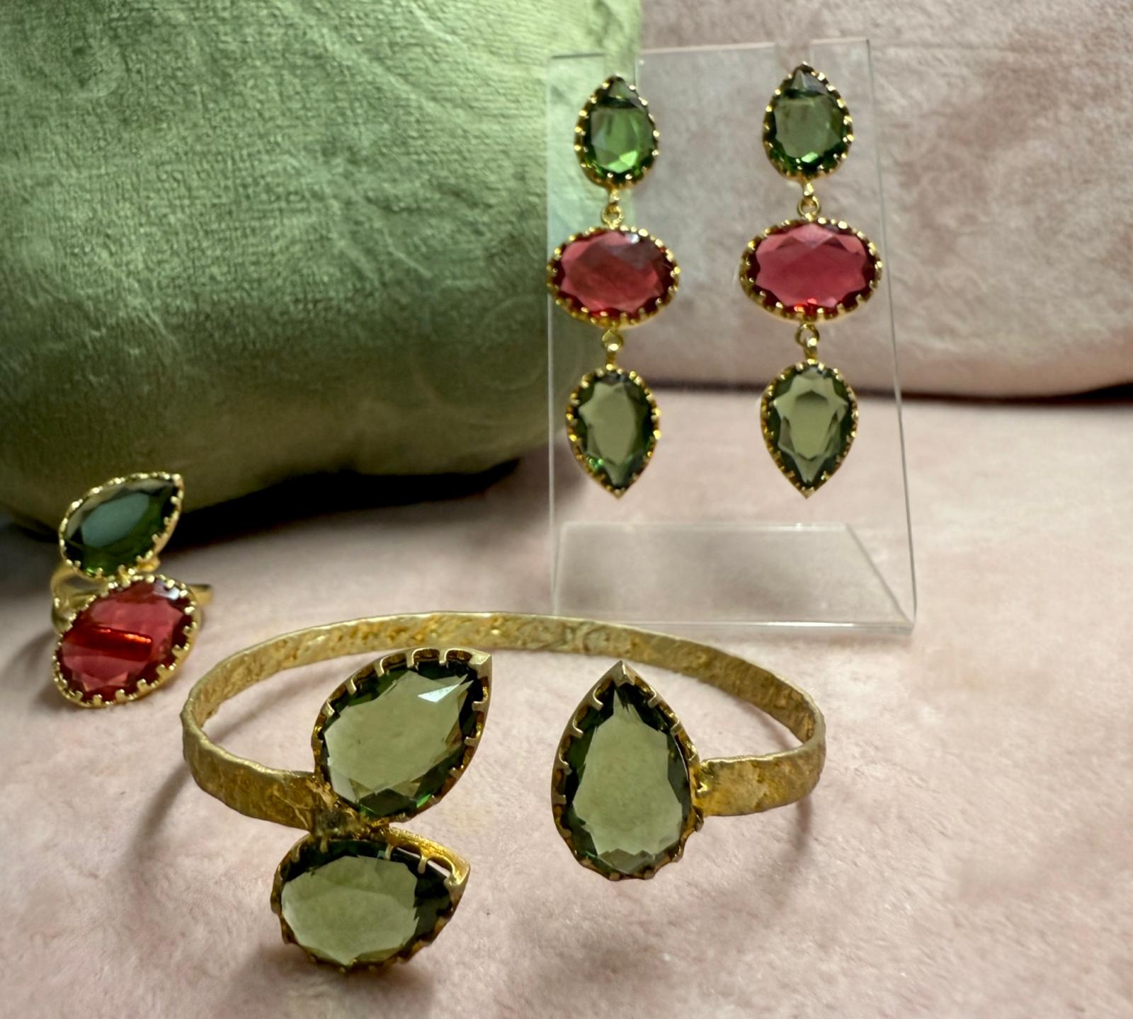 Brincos Gotas Verdes e Vermelhas em Prata Dourada