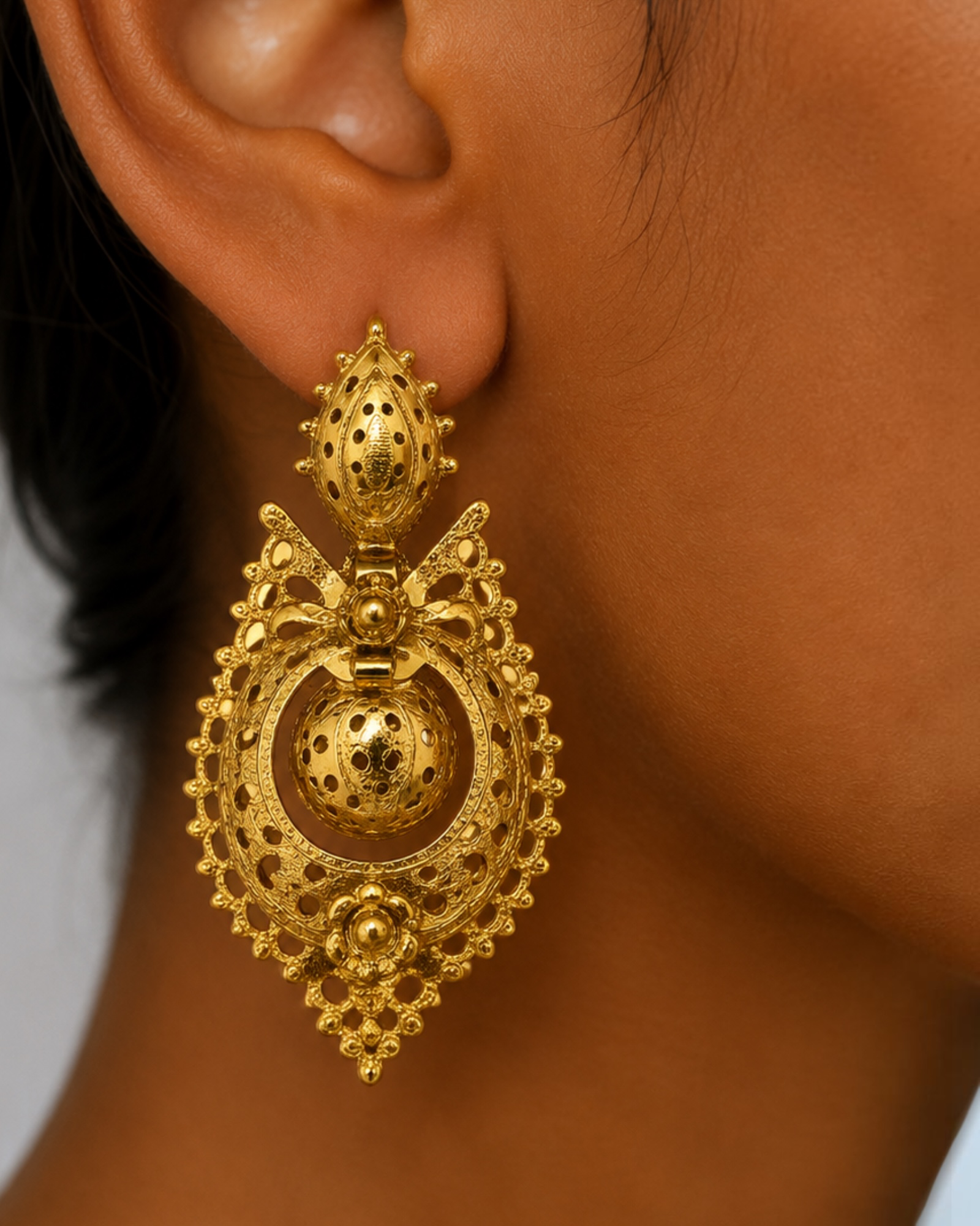Brincos à Rainha Casca de Ovo em Prata Dourada (espeque)