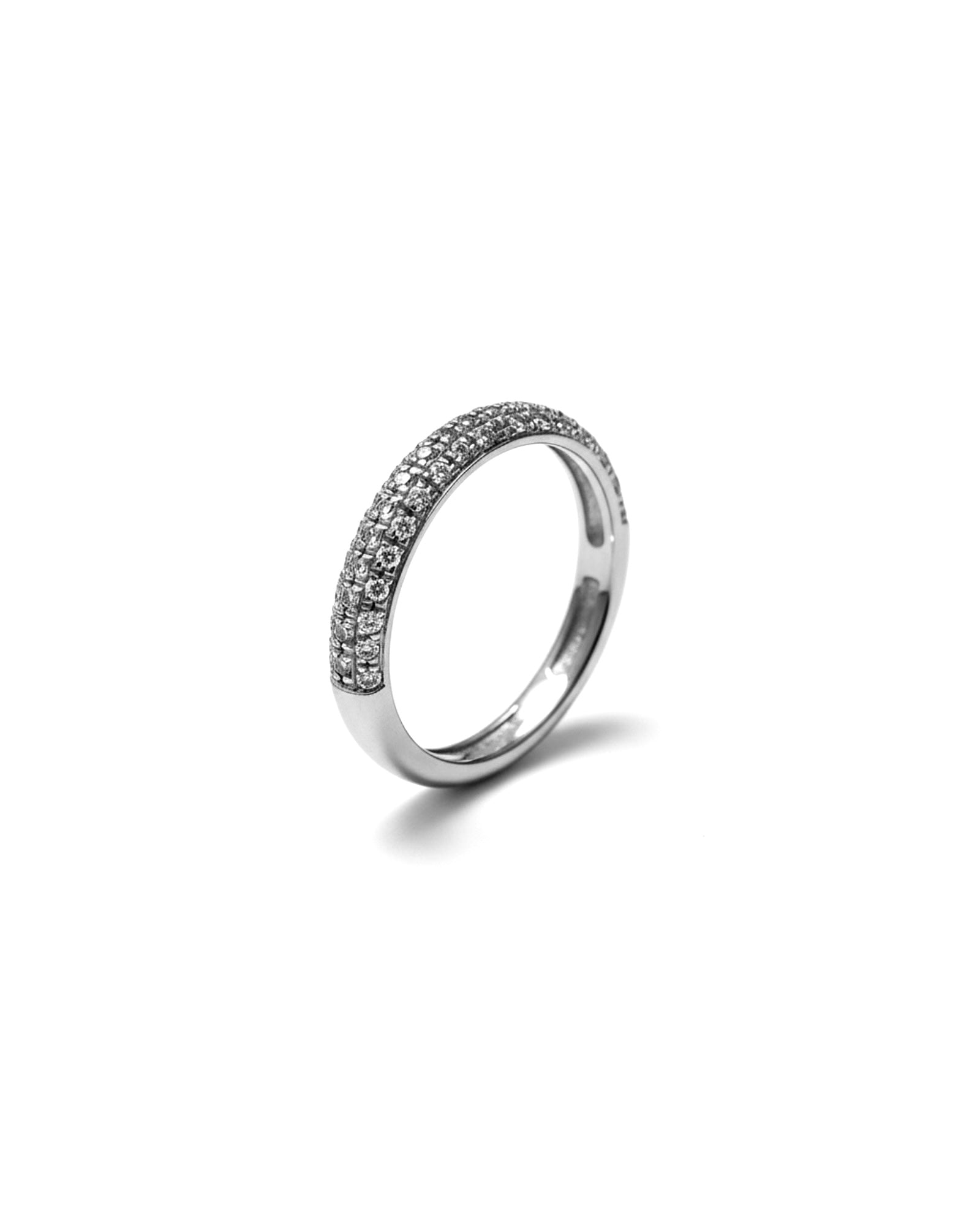 Anel memória em ouro branco pensada para eternizar momentos únicos da vida.