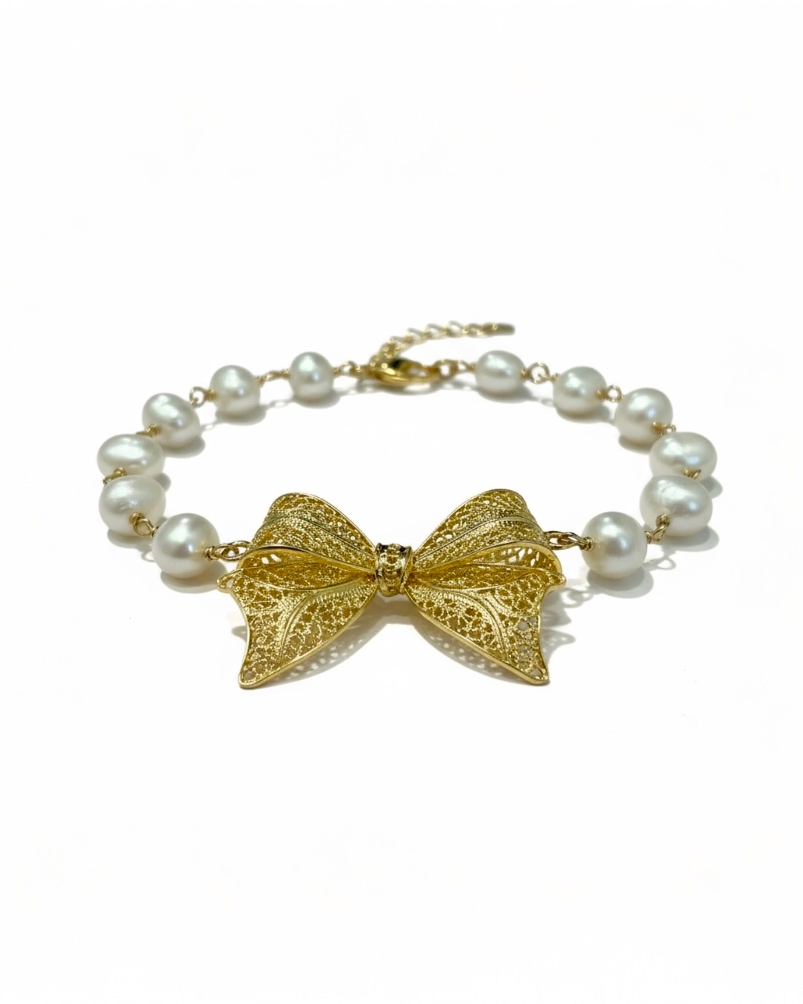 Pearl bracelet with gold-plated silver bow.