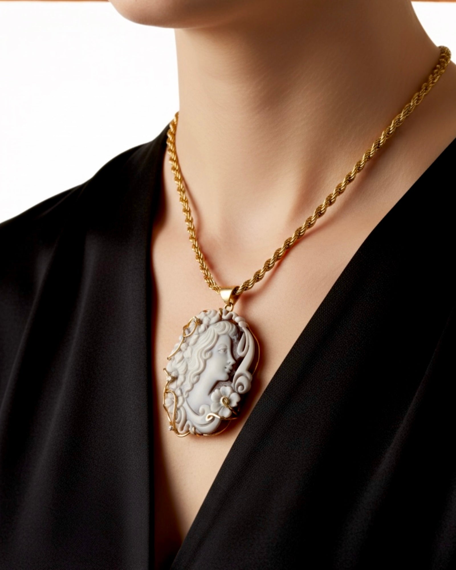 Colar Camafeu em Prata Dourada