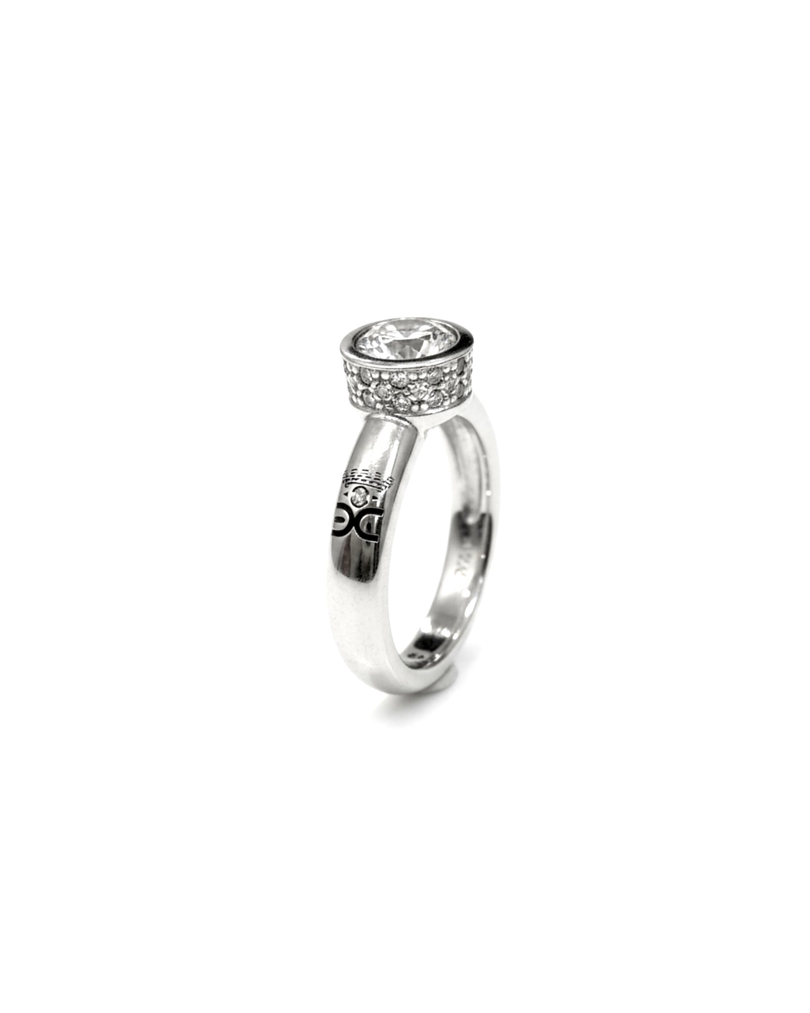 Anel em Ouro Branco de 9 Quilates com Diamante Lateral